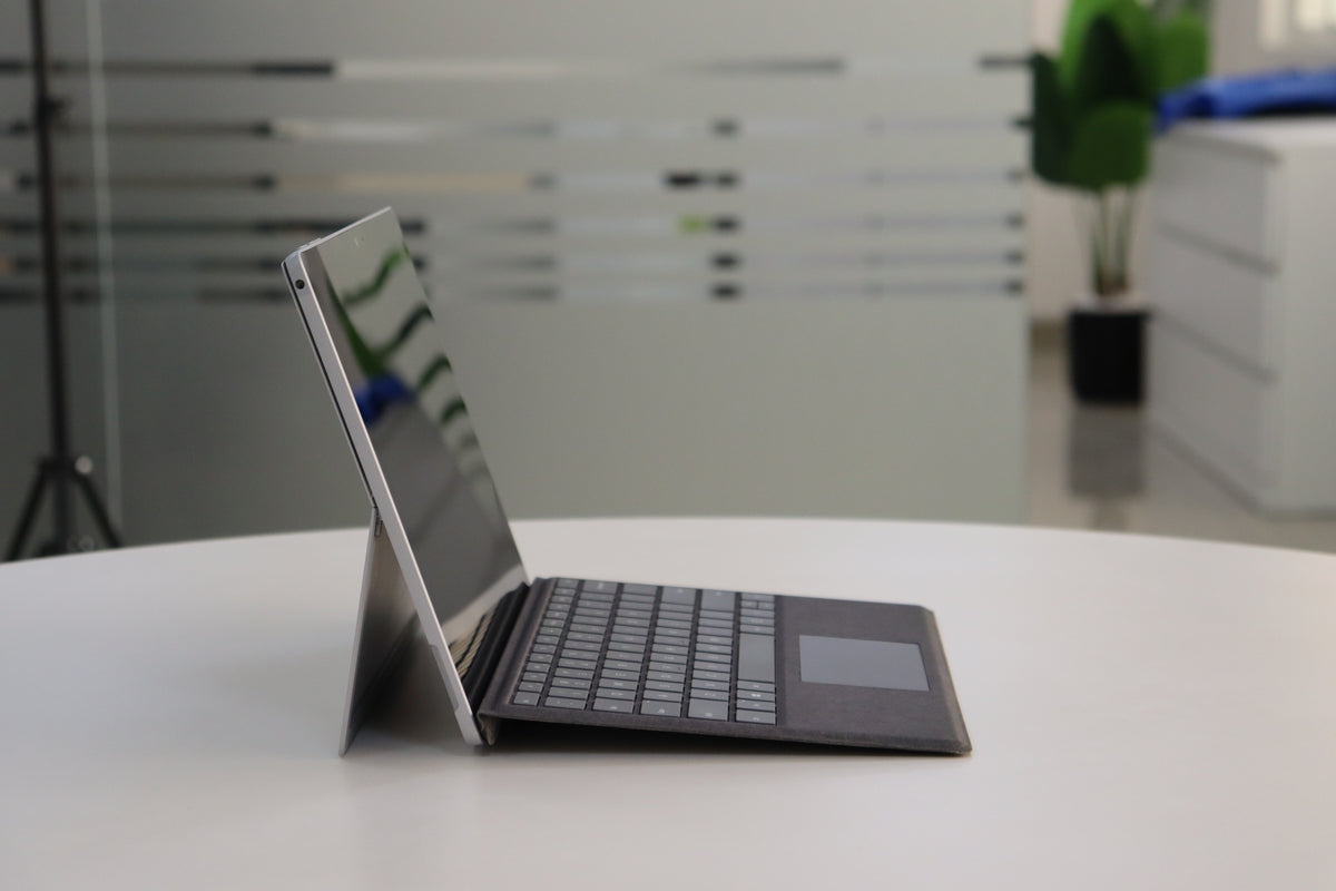 MICROSOFT SURFACE PRO 5 SN:69945 left side view