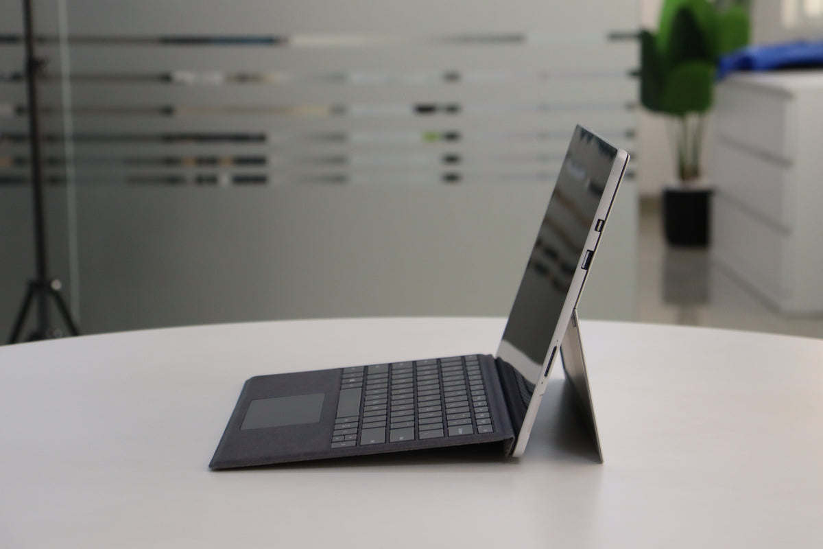 MICROSOFT SURFACE PRO 5 SN:69945 right side view