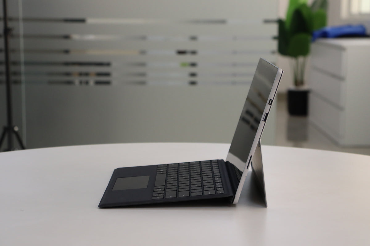 MICROSOFT SURFACE PRO 5 SN:69946 right side view