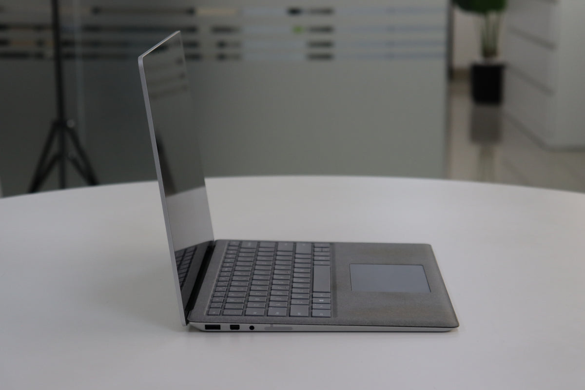 MICROSOFT SURFACE LAPTOP 2 SN:70394 left side view