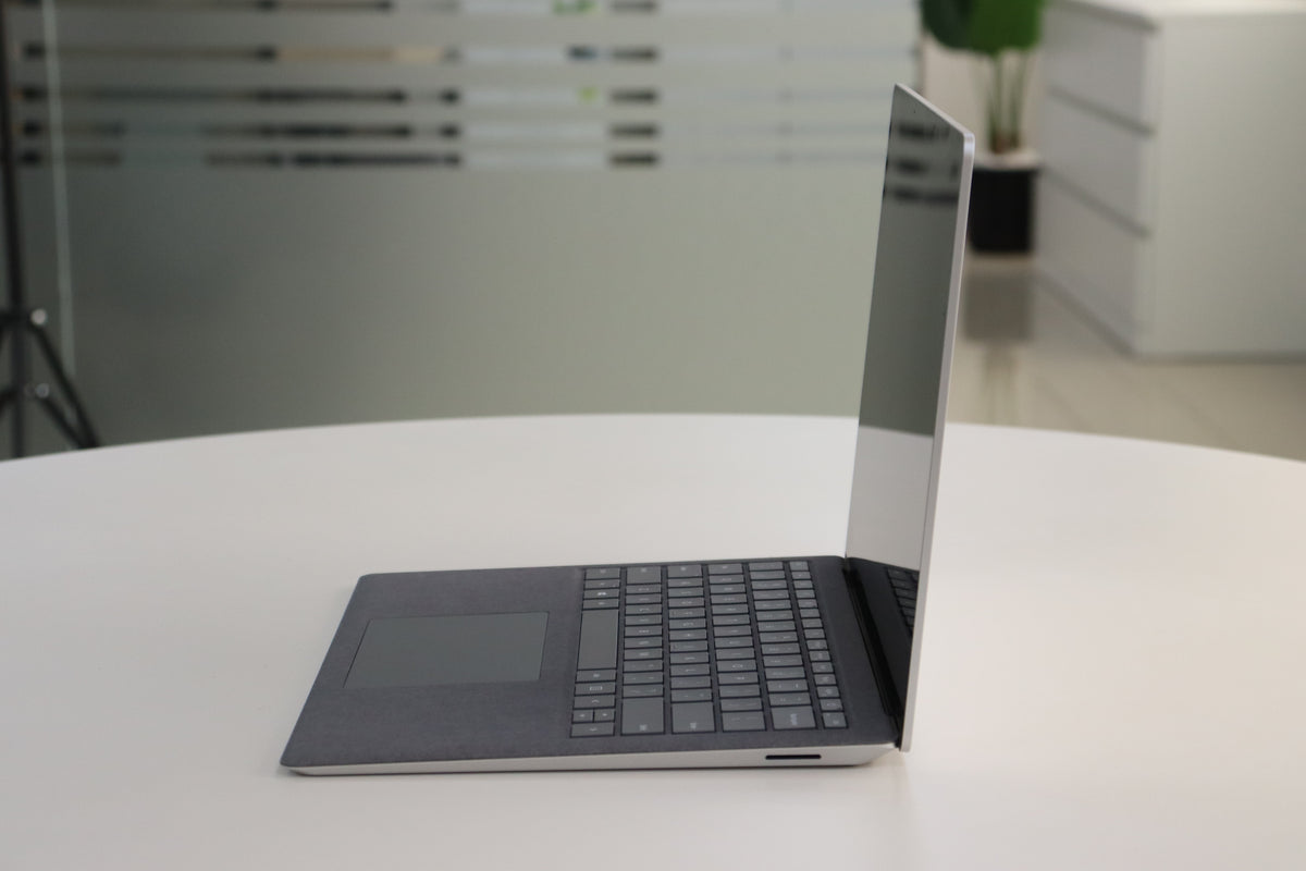 MICROSOFT SURFACE LAPTOP 3 SN:76444 right side view