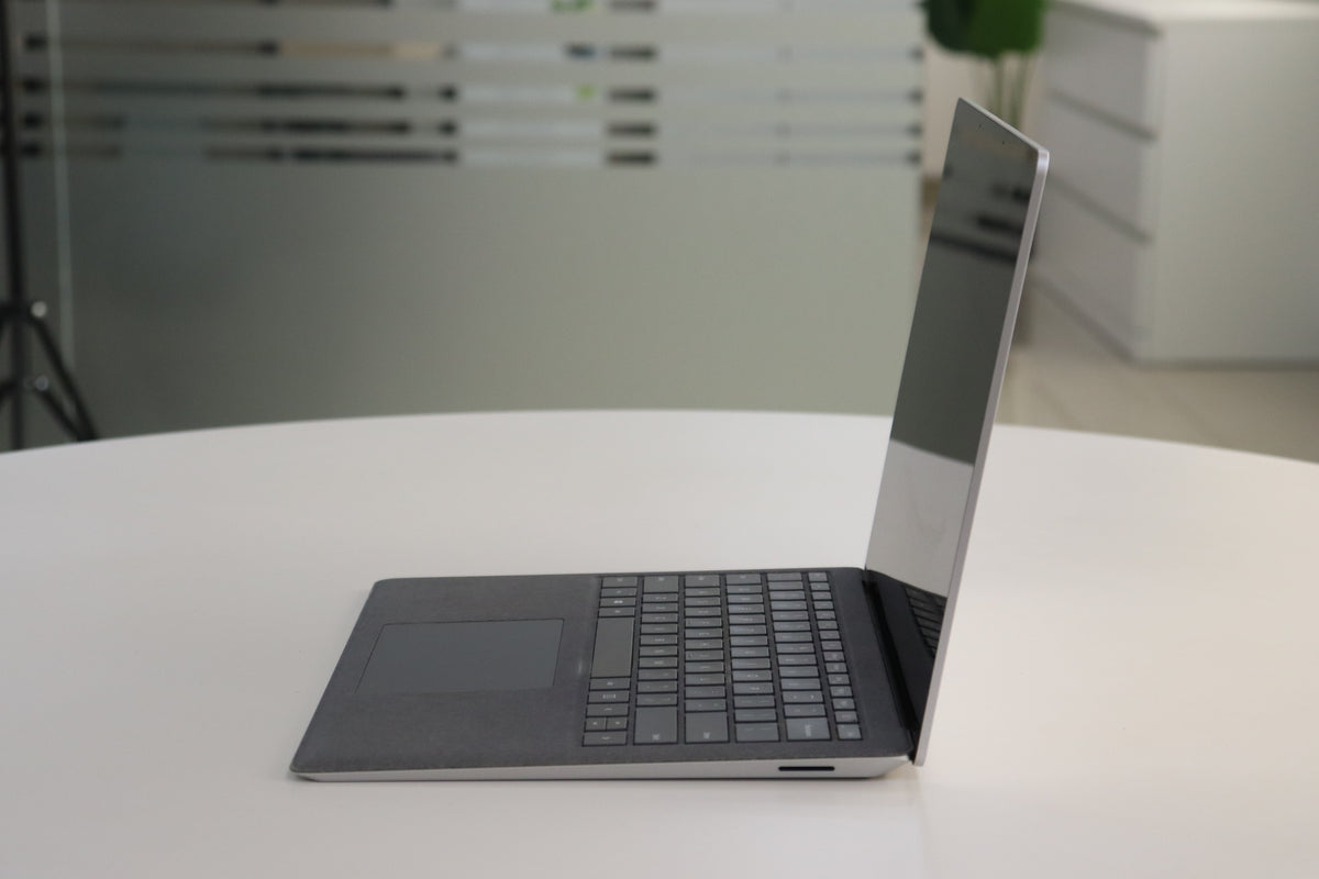 MICROSOFT SURFACE LAPTOP 3 SN:76462 right side view