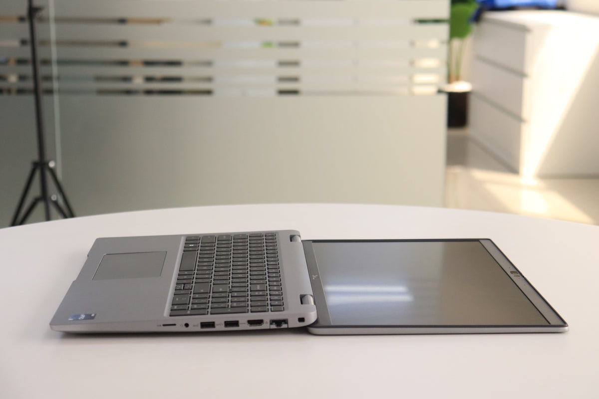 DELL INC LATITUDE 5540 SN:04956 flat open view
