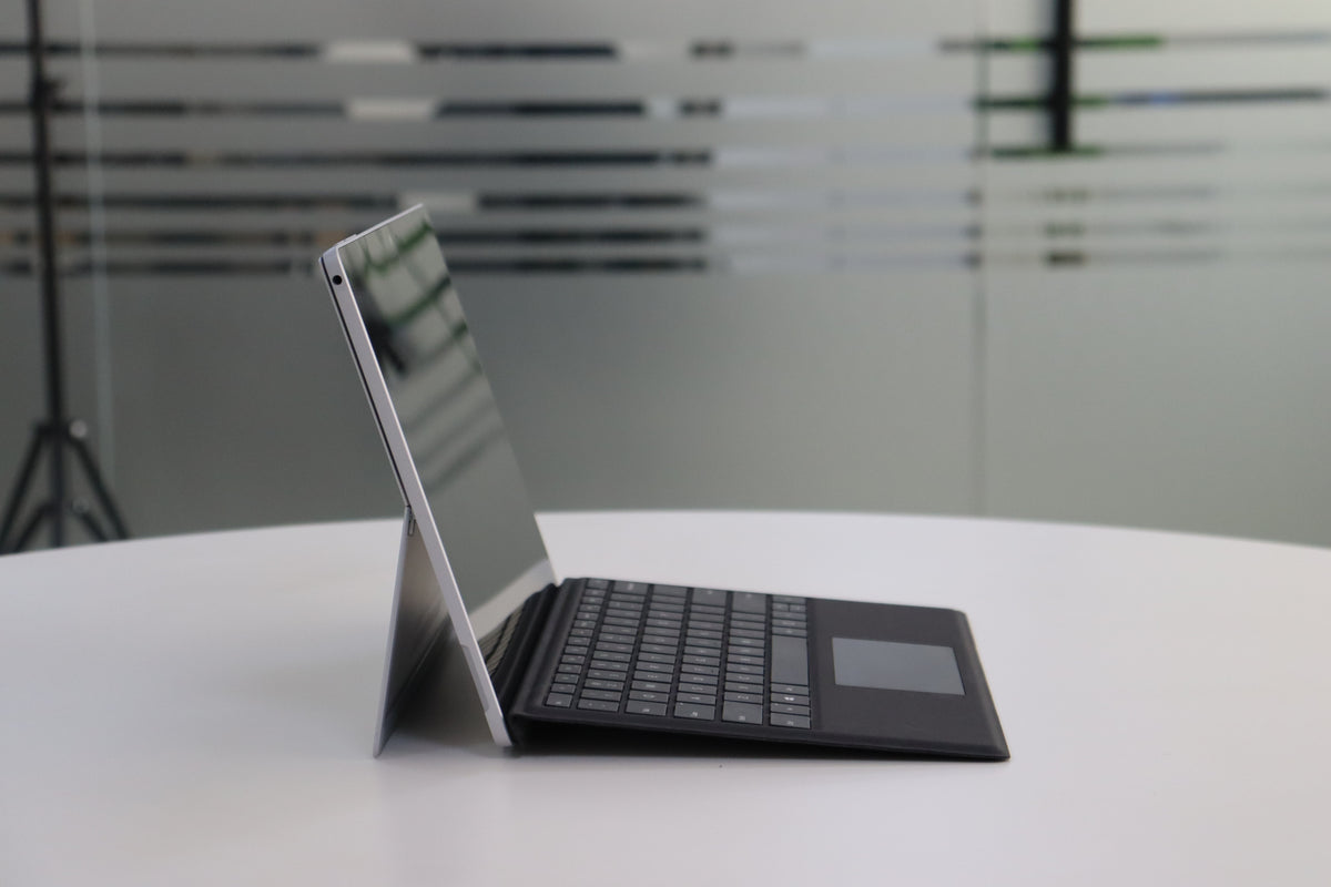 MICROSOFT SURFACE PRO 5 SN:18907 left side view