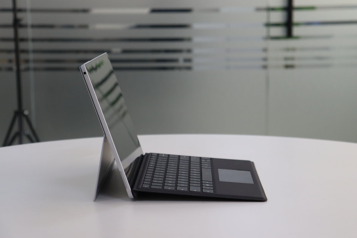 MICROSOFT SURFACE PRO 5 SN:18911 left side view