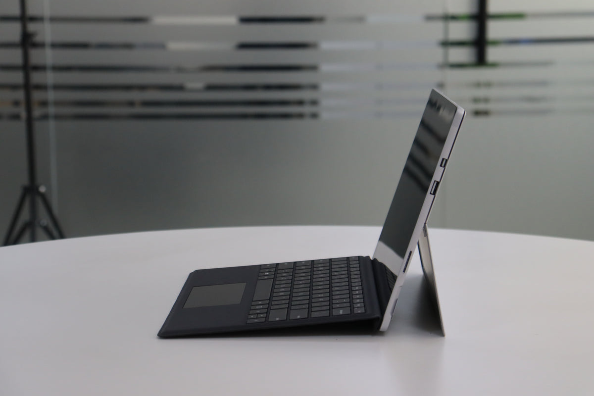MICROSOFT SURFACE PRO 5 SN:18911 right side view