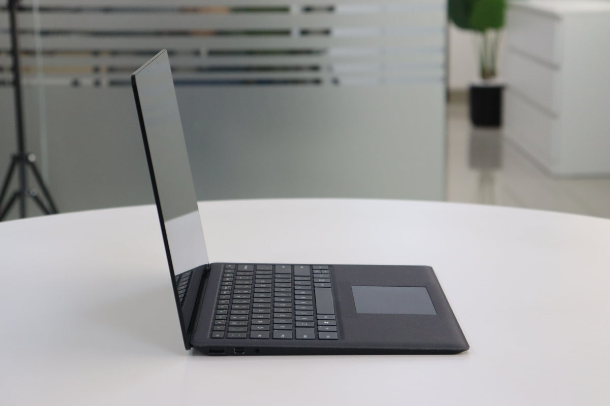 MICROSOFT SURFACE LAPTOP 2 SN:18626 left side view