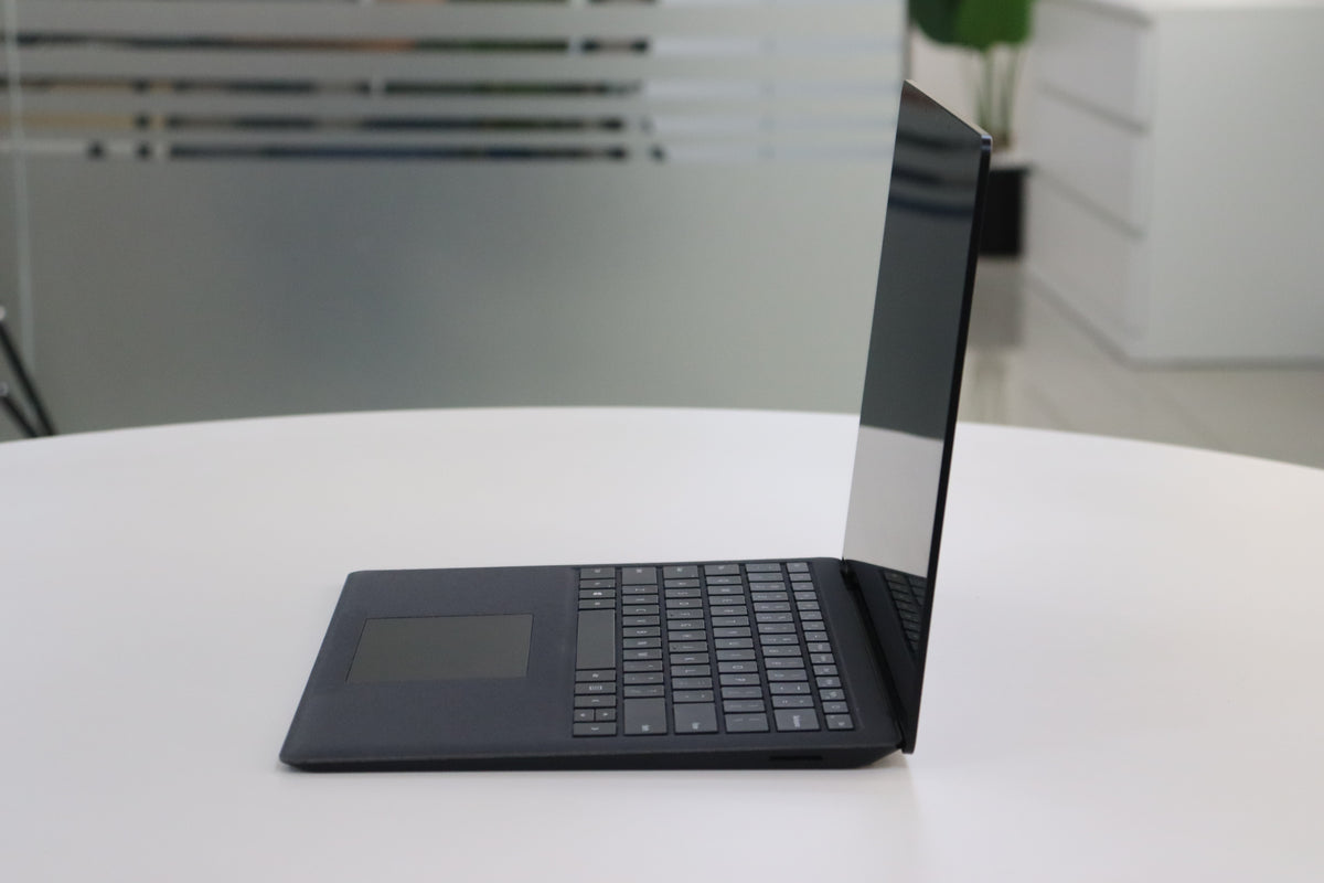MICROSOFT SURFACE LAPTOP 2 SN:18626 right side view