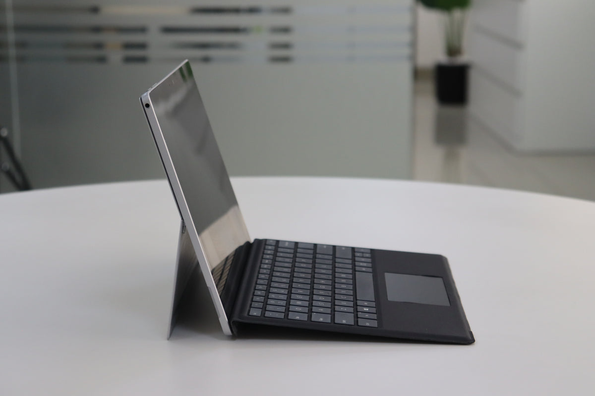 MICROSOFT SURFACE PRO 7 SN:18657 left side view