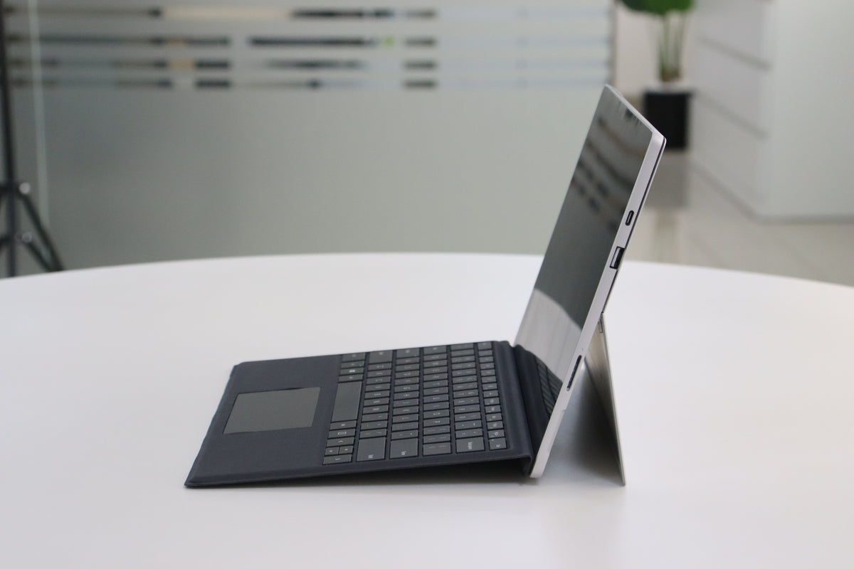 MICROSOFT SURFACE PRO 7 SN:18657 right side view