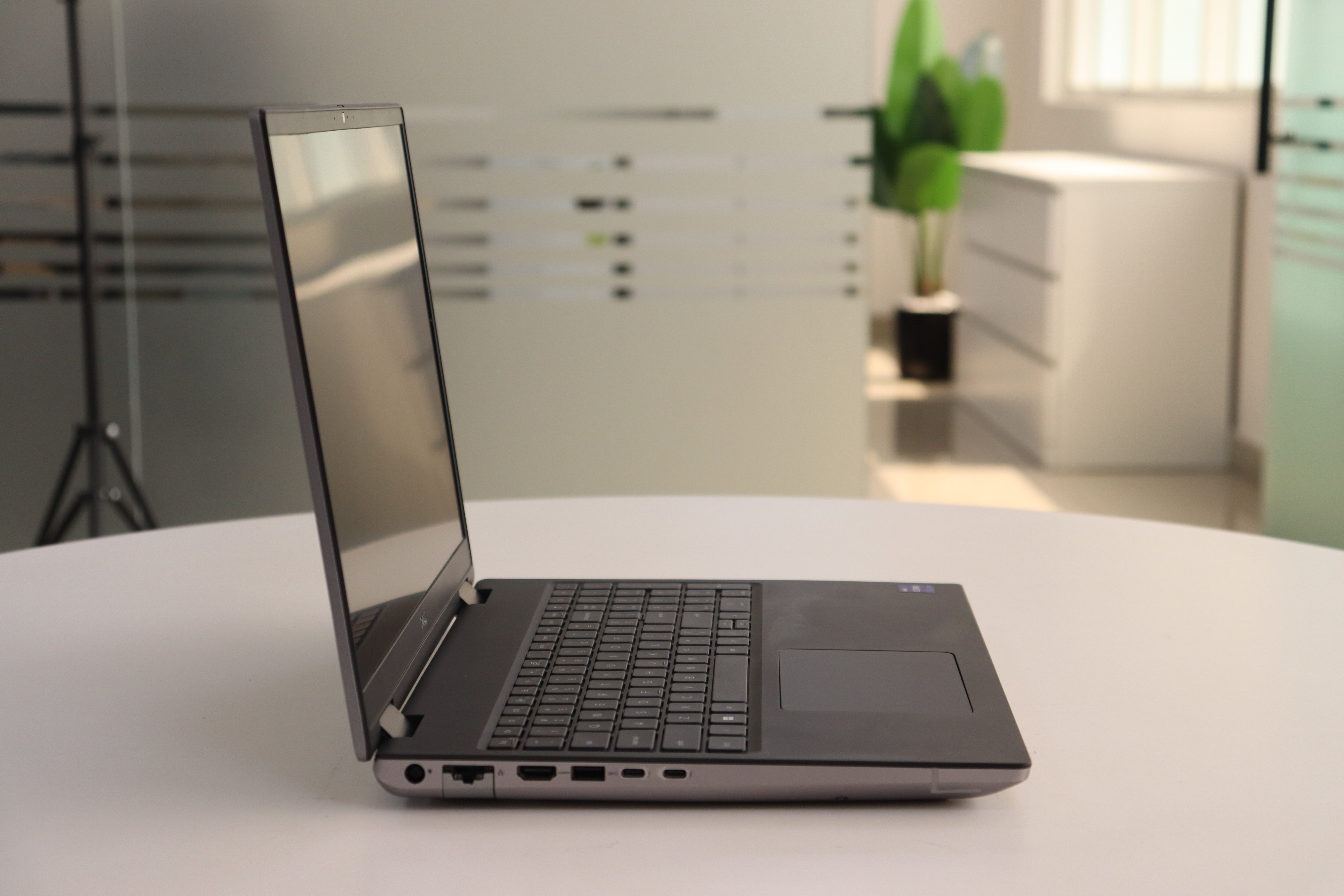 Dell Precision 7670 SN:19530 product photo 3