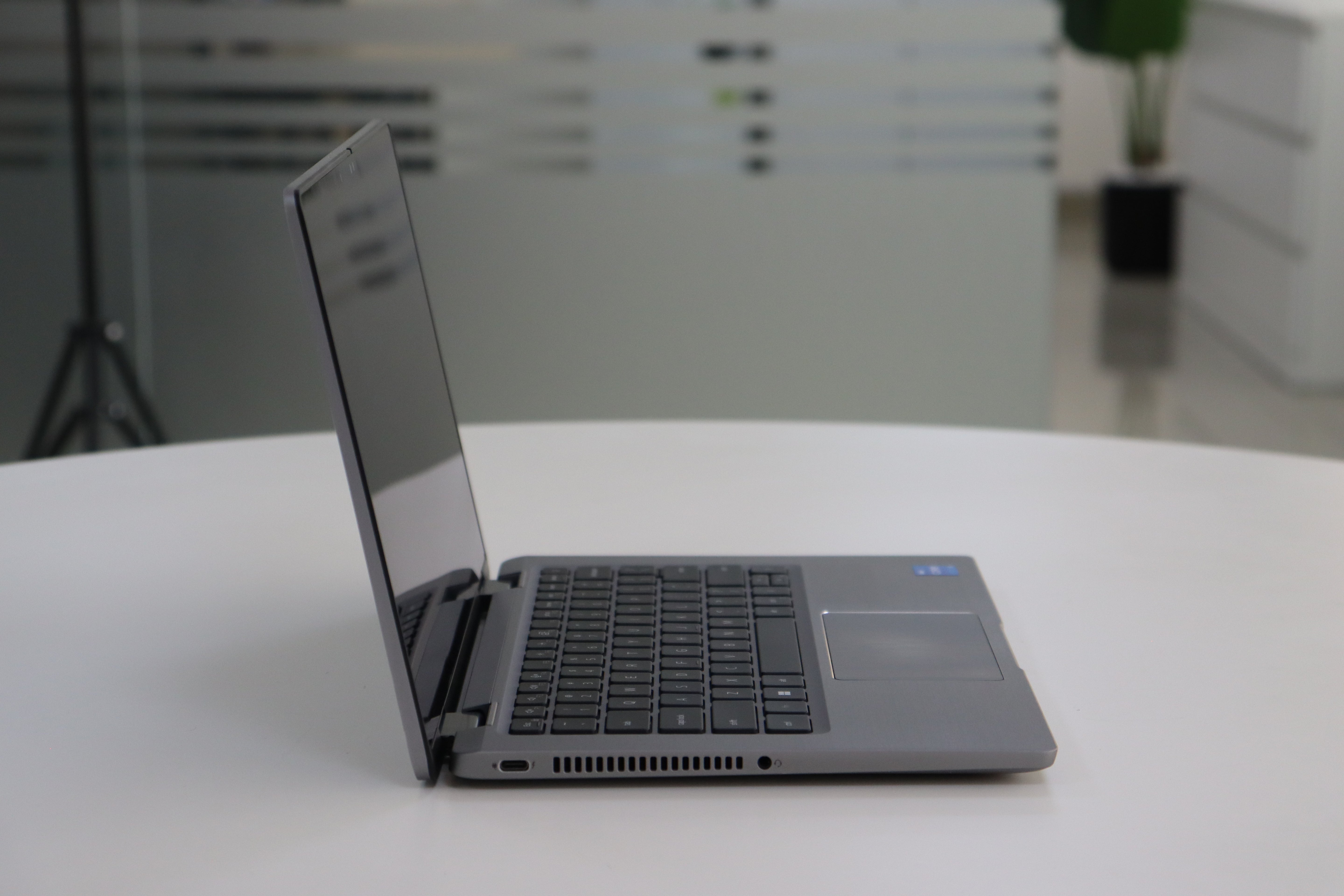 Dell Latitude 7330 SN:23599 product photo 4