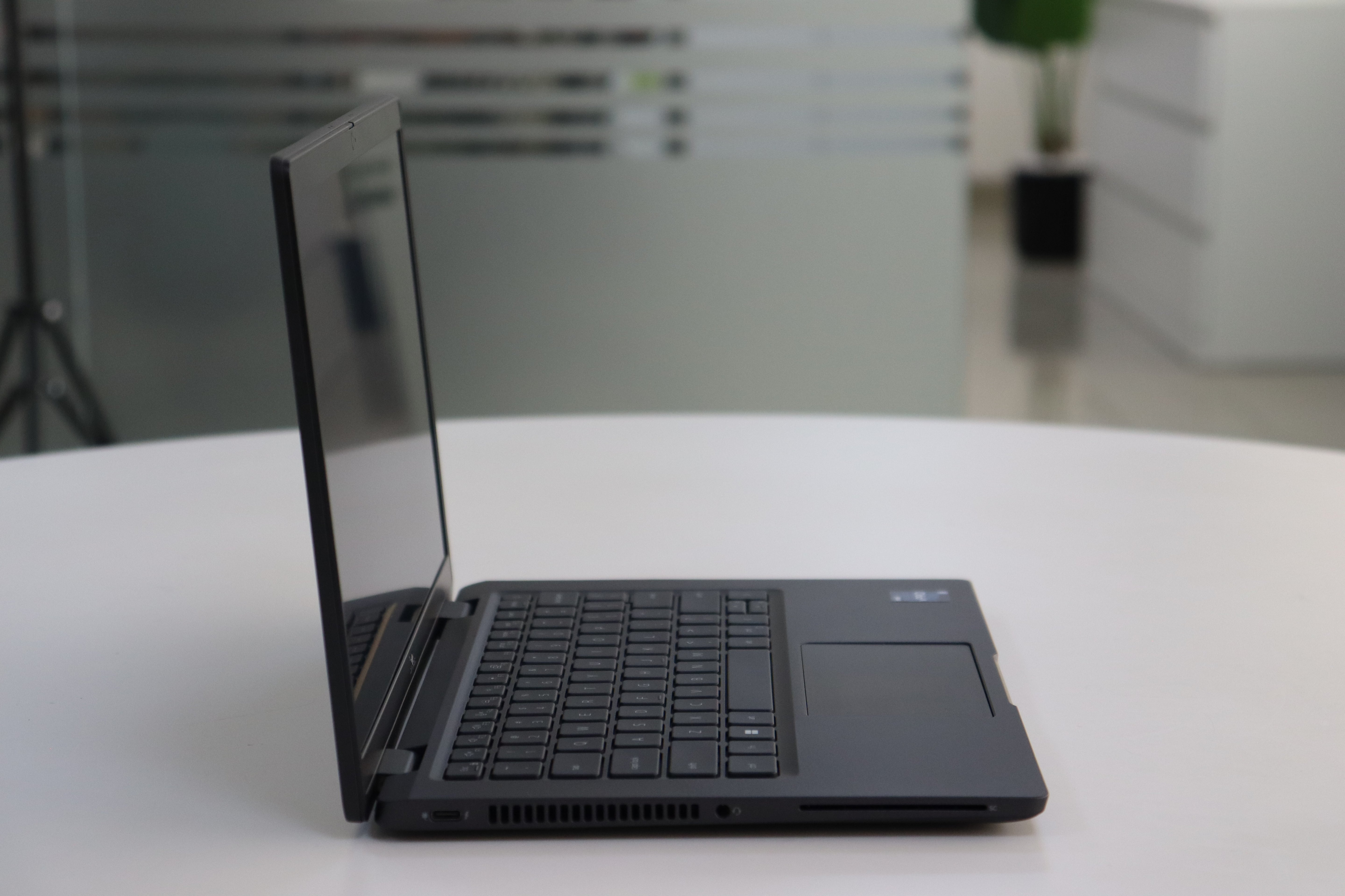 Dell Latitude 7330 SN:26412 product photo 4