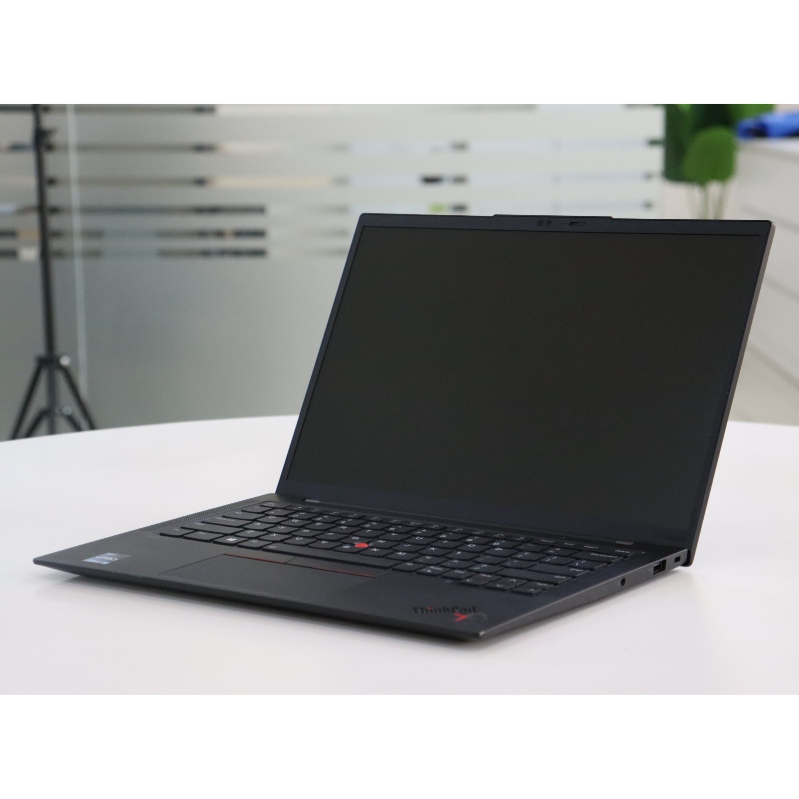 LENOVO ThinkPad X1 Carbon Gen 10: 12th Gen i7, 32GB RAM, 512GB SSD, SN:16666