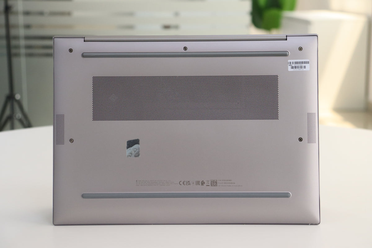 HP ZBook Firefly G10 - bottom view