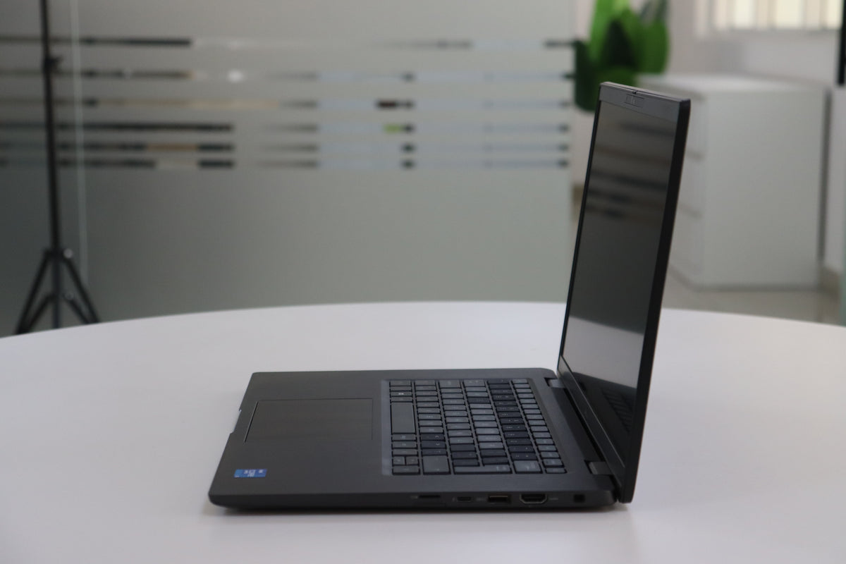 Dell Latitude 7520 - side view