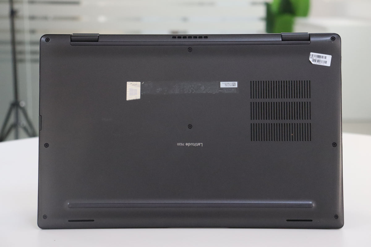 Dell Latitude 7520 - bottom view