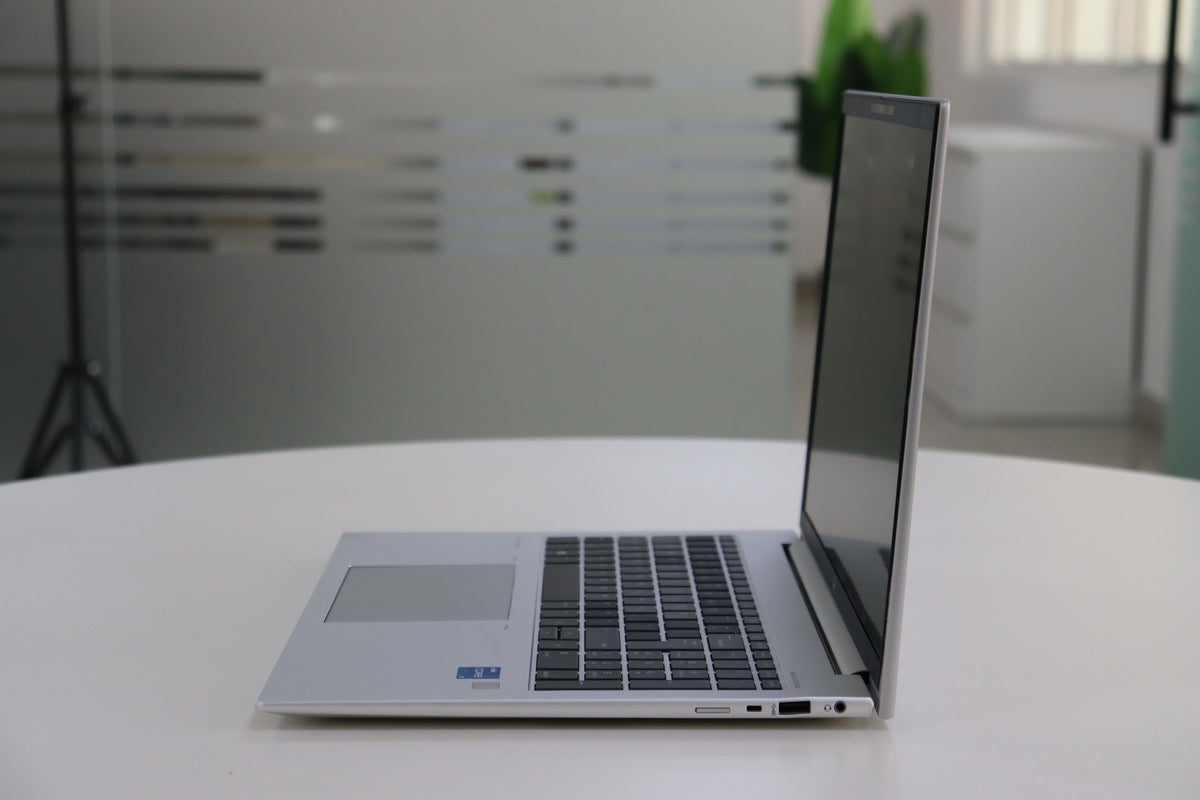 HP EliteBook 860 G10 - side view