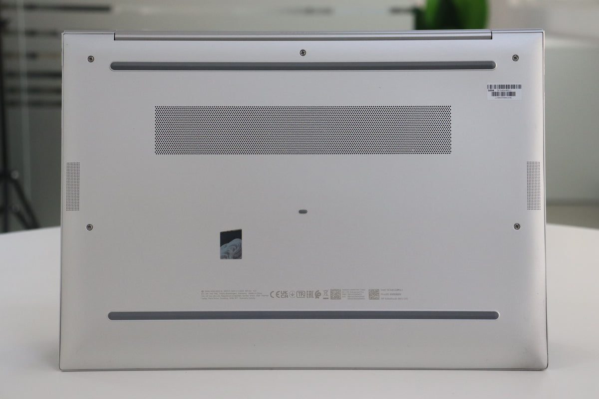 HP EliteBook 860 G10 - bottom view