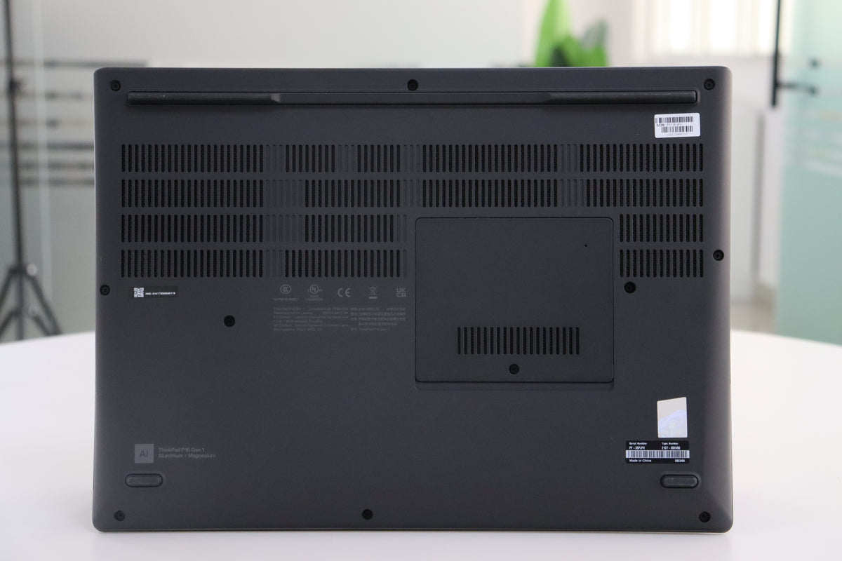 Lenovo ThinkPad P16 Gen 1 - bottom view