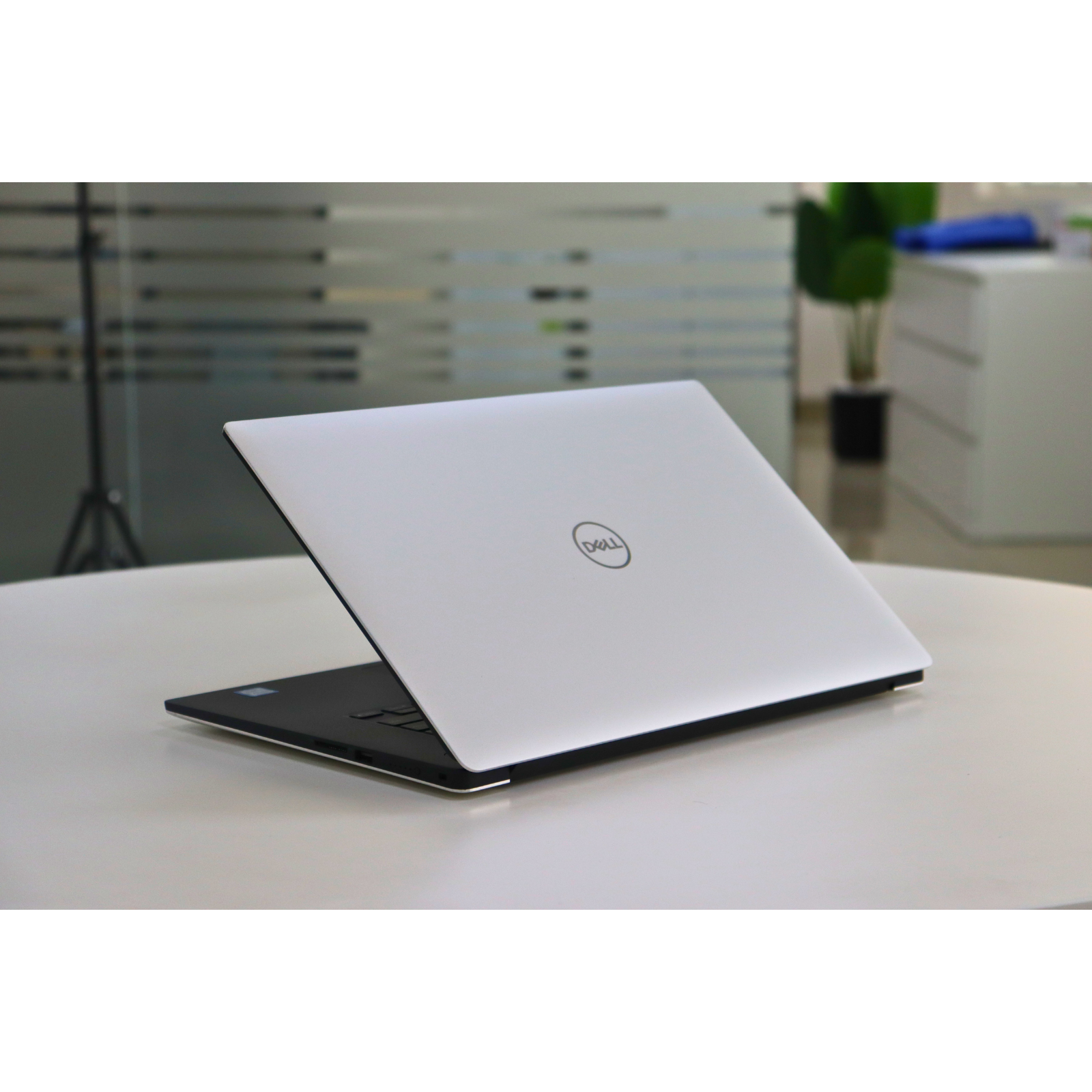 DELL PRECISION 5540: 9th Gen i7, 32GB RAM, 256GB SSD, SN:921979