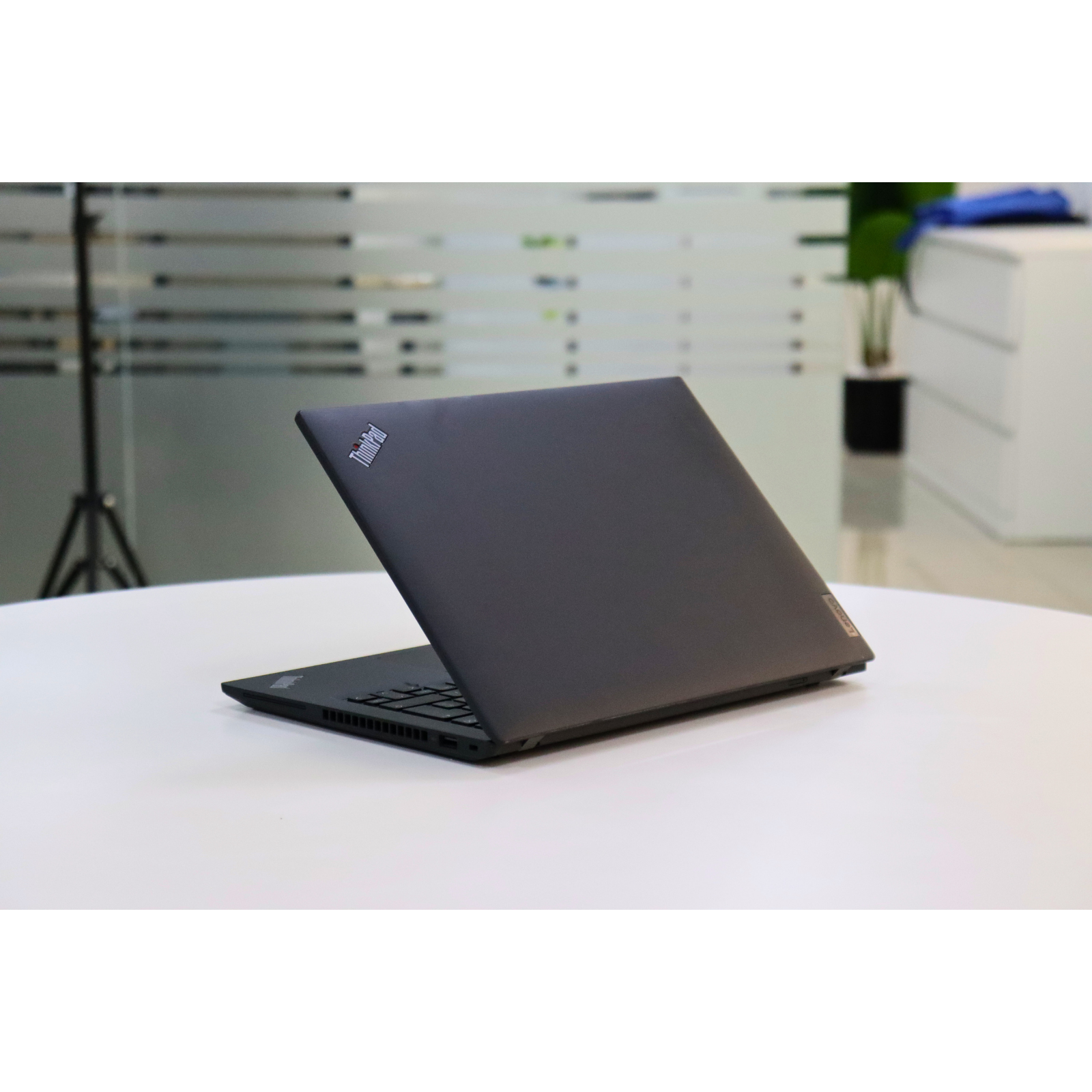 LENOVO THINKPAD T14 GEN 3: AMD , 16GB RAM, 256GB SSD SN:00673