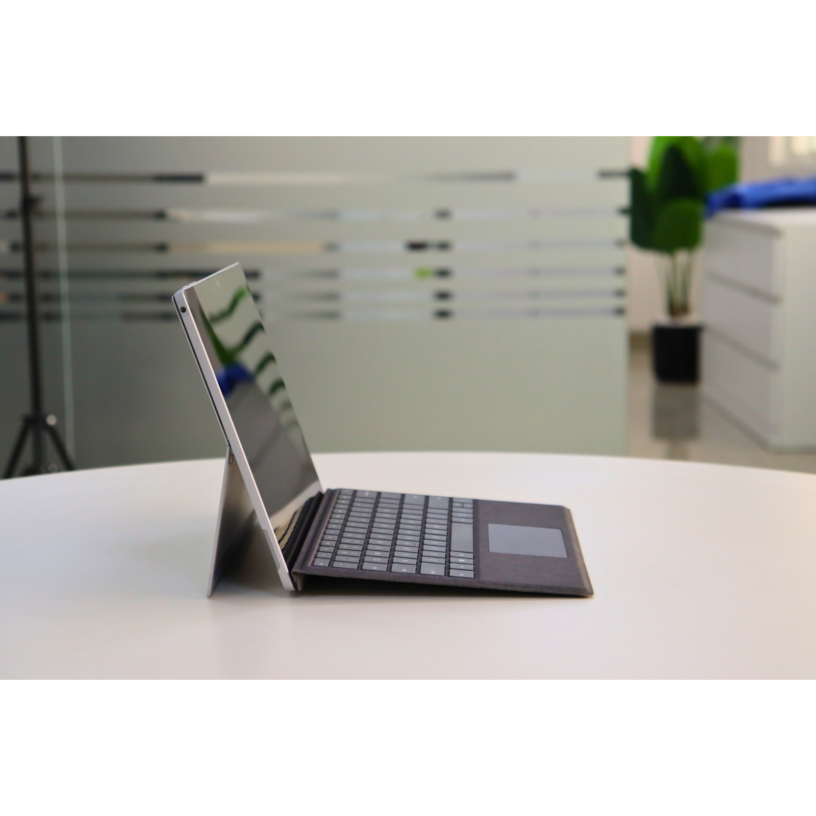 MICROSOFT SURFACE PRO 5: 7th Gen i5, 8GB RAM, 256GB SSD, SN:869945