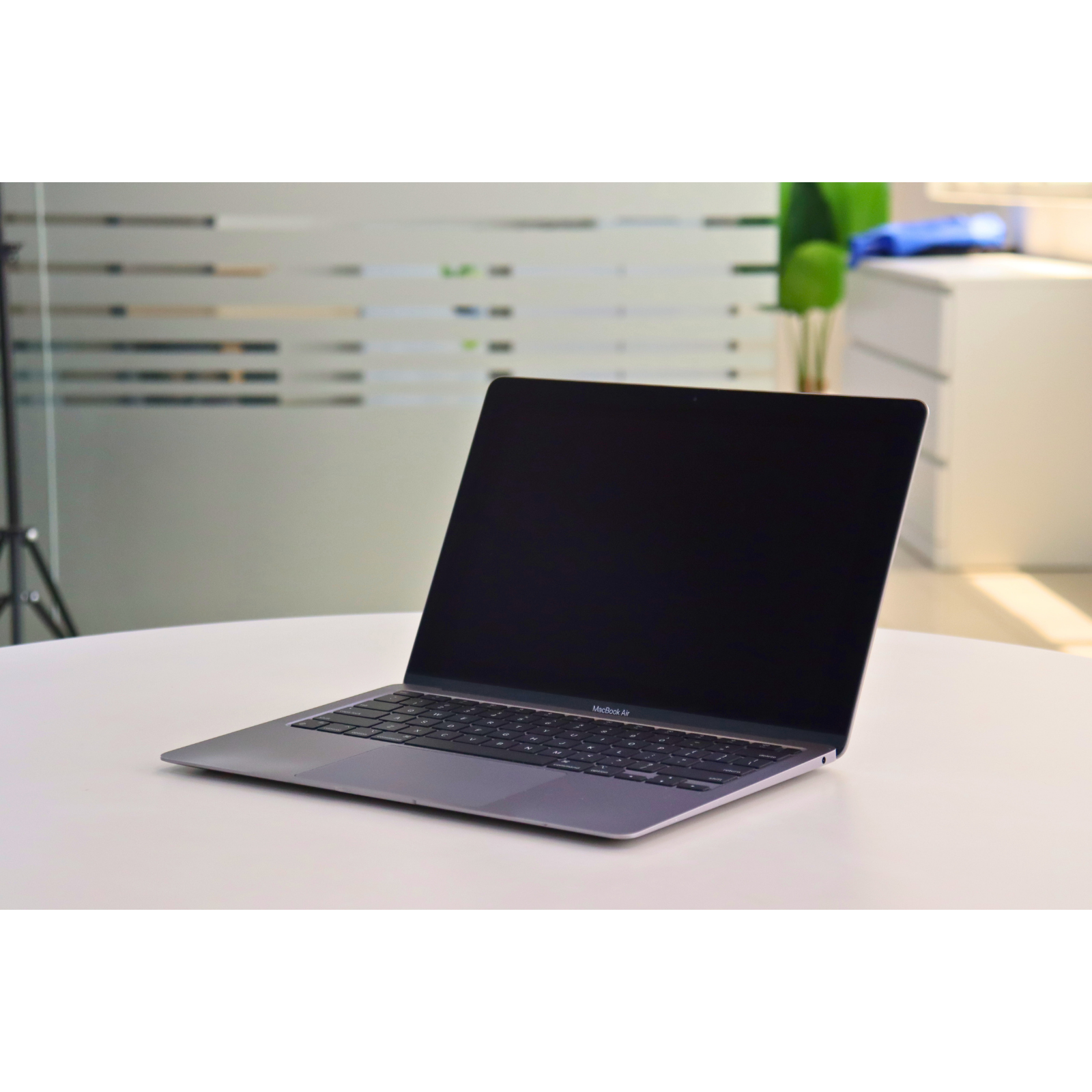 Apple MACBOOK AIR A2337(2020): M1, 8GB RAM, 256GB SSD, SN:60684