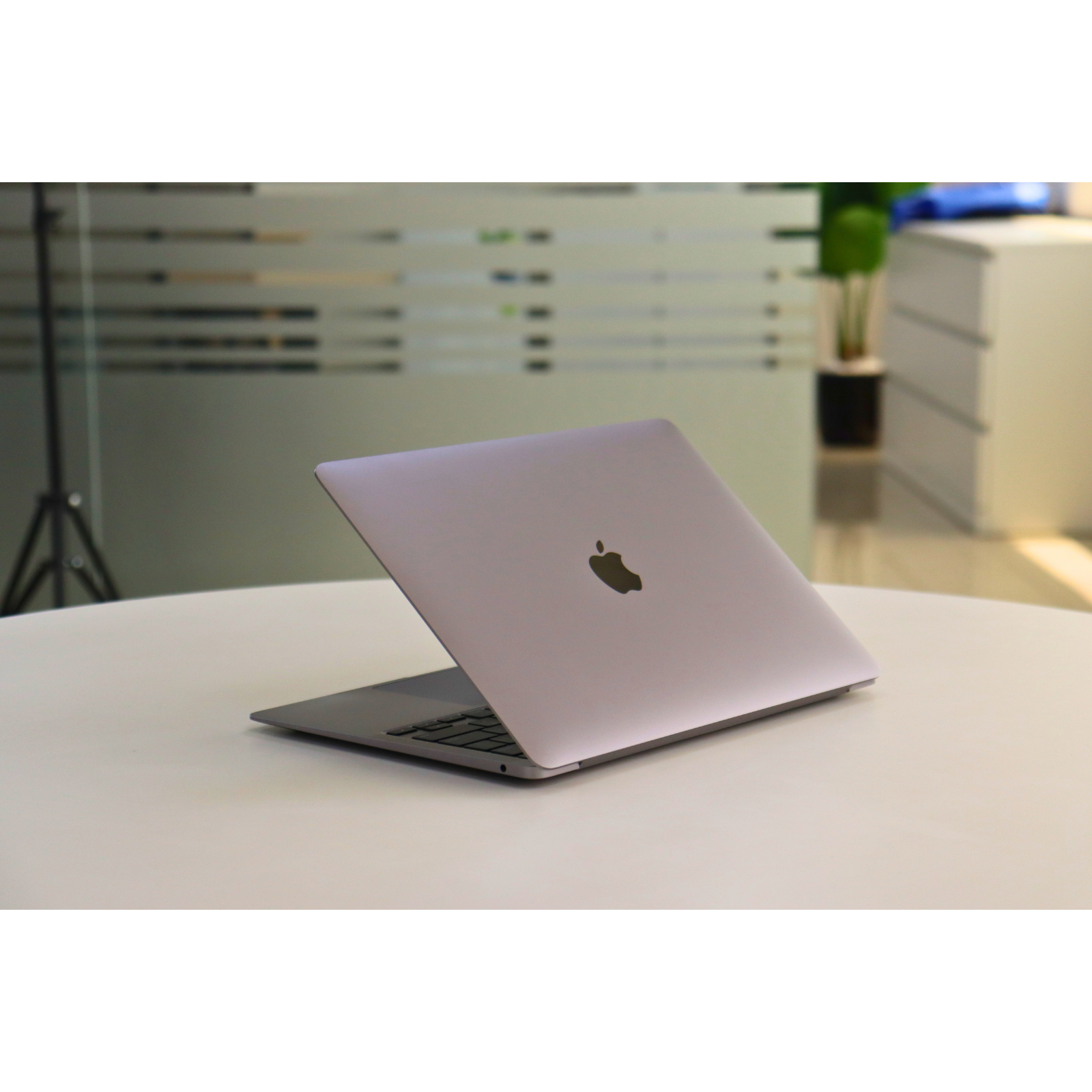 Apple MACBOOK AIR A2337(2020): M1, 8GB RAM, 256GB SSD, SN:60684