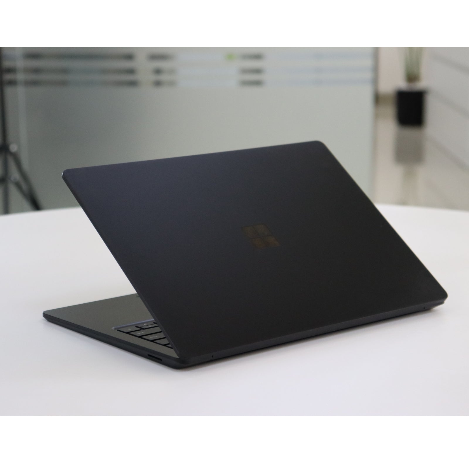 Microsoft Surface Laptop 3: 10th Gen i5, 8GB RAM, 256GB SSD, SN:18629