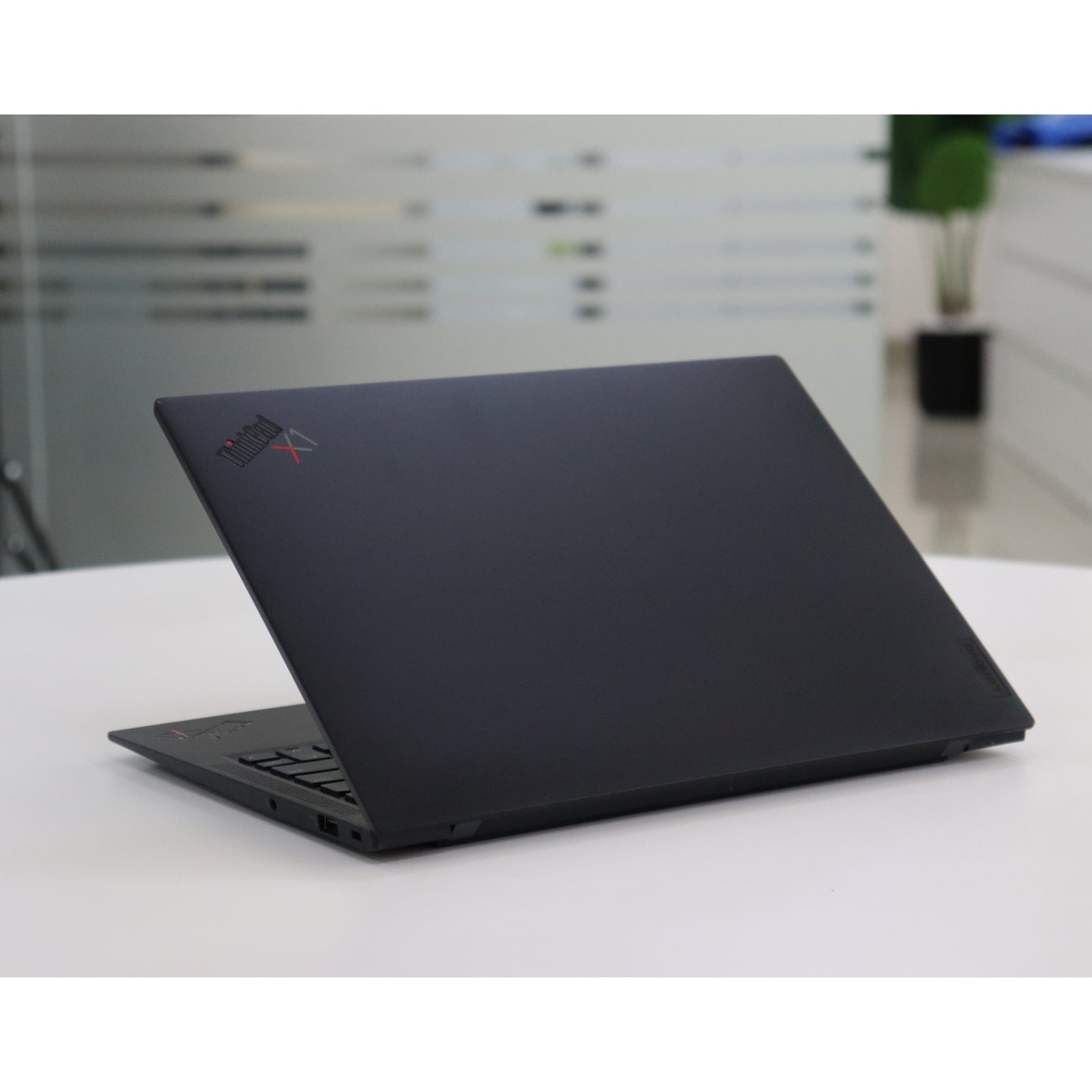 LENOVO ThinkPad X1 Carbon Gen 10: 12th Gen i7, 32GB RAM, 512GB SSD, SN:16666