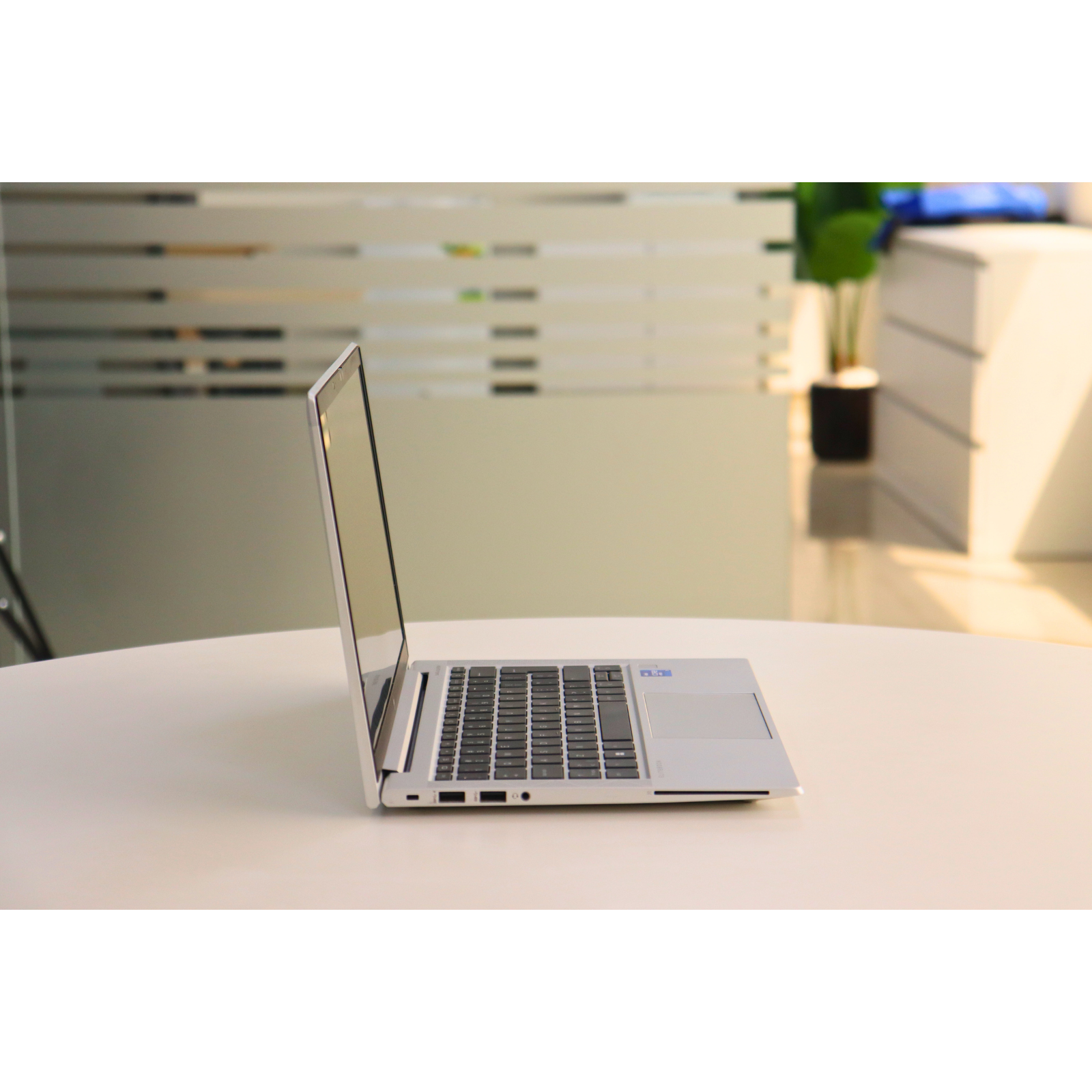 HP ELITEBOOK 830 G8: 11th Gen i7, 8GB RAM, 512GB SSD, SN:00094