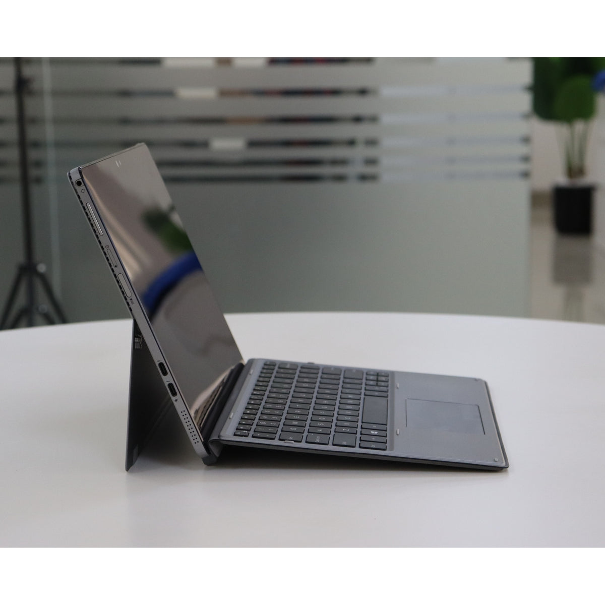 Dell Latitude 7210 2-IN-1: Intel Core i5, 10th Gen, 8GB RAM, 256GB SSD SN:918341