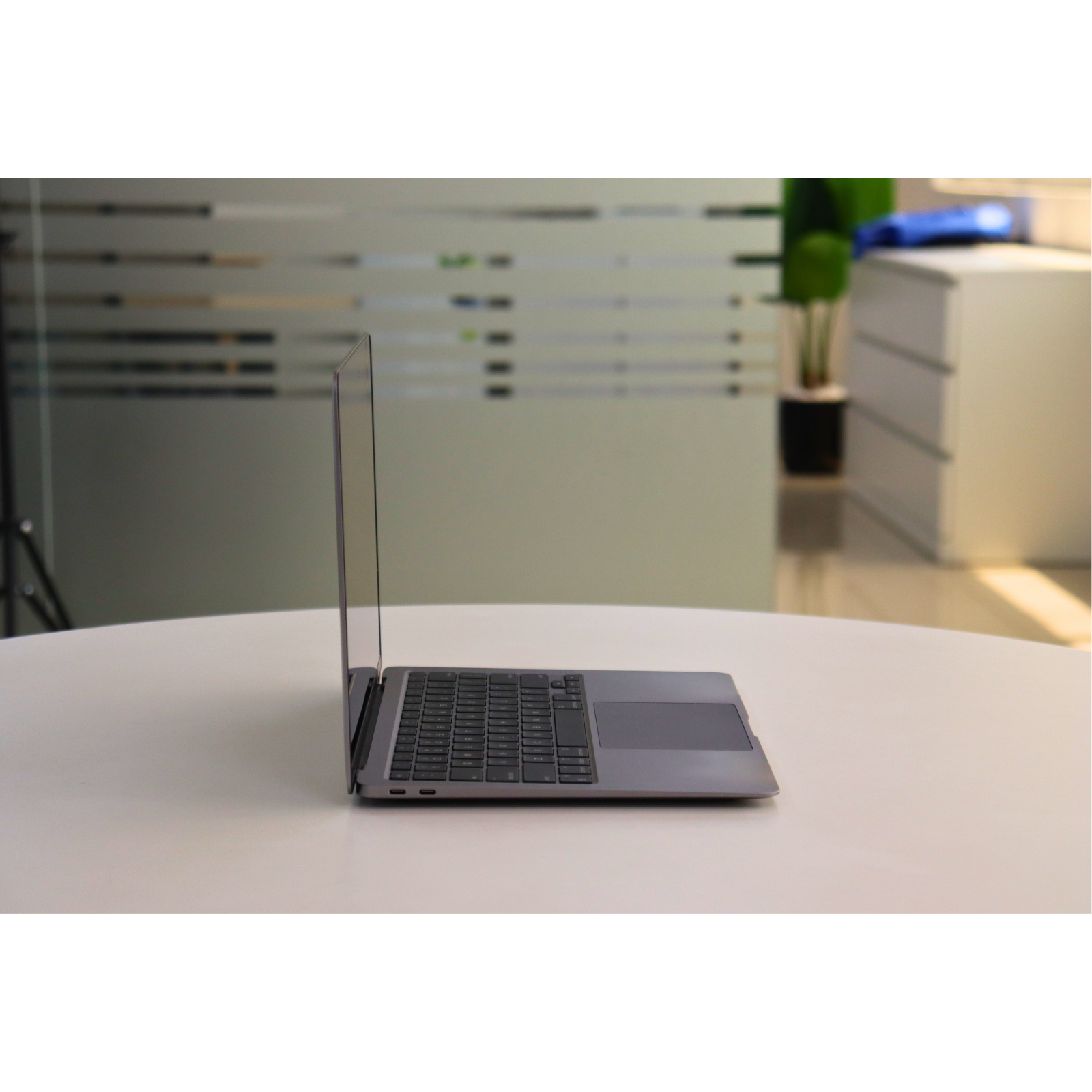 Apple MACBOOK AIR A2337(2020): M1, 8GB RAM, 256GB SSD, SN:60684