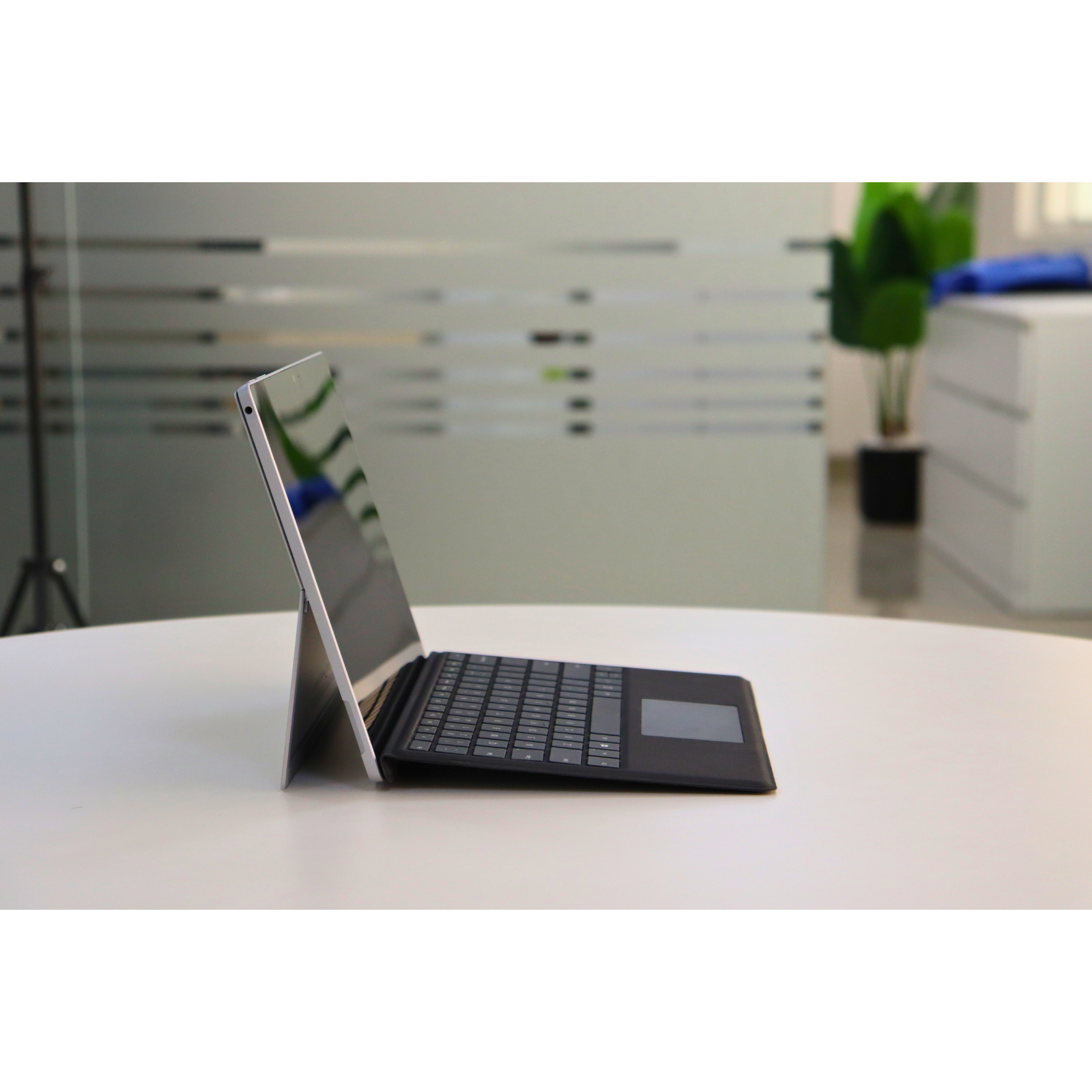 MICROSOFT SURFACE PRO 5: 7th Gen i5, 8GB RAM, 256GB SSD, SN:869946