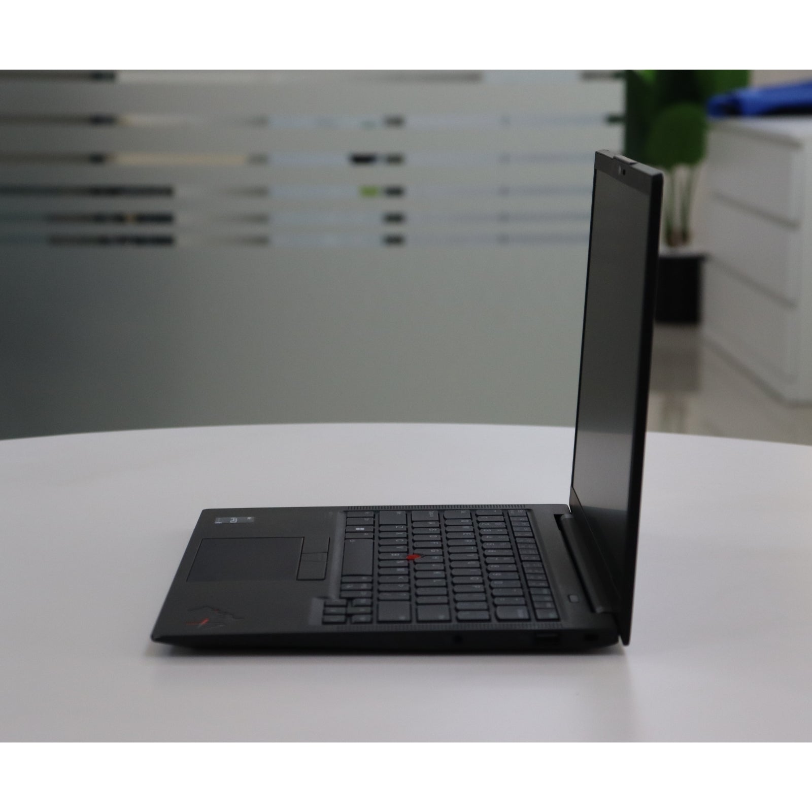 LENOVO ThinkPad X1 Carbon Gen 10: 12th Gen i7, 32GB RAM, 512GB SSD, SN:16666