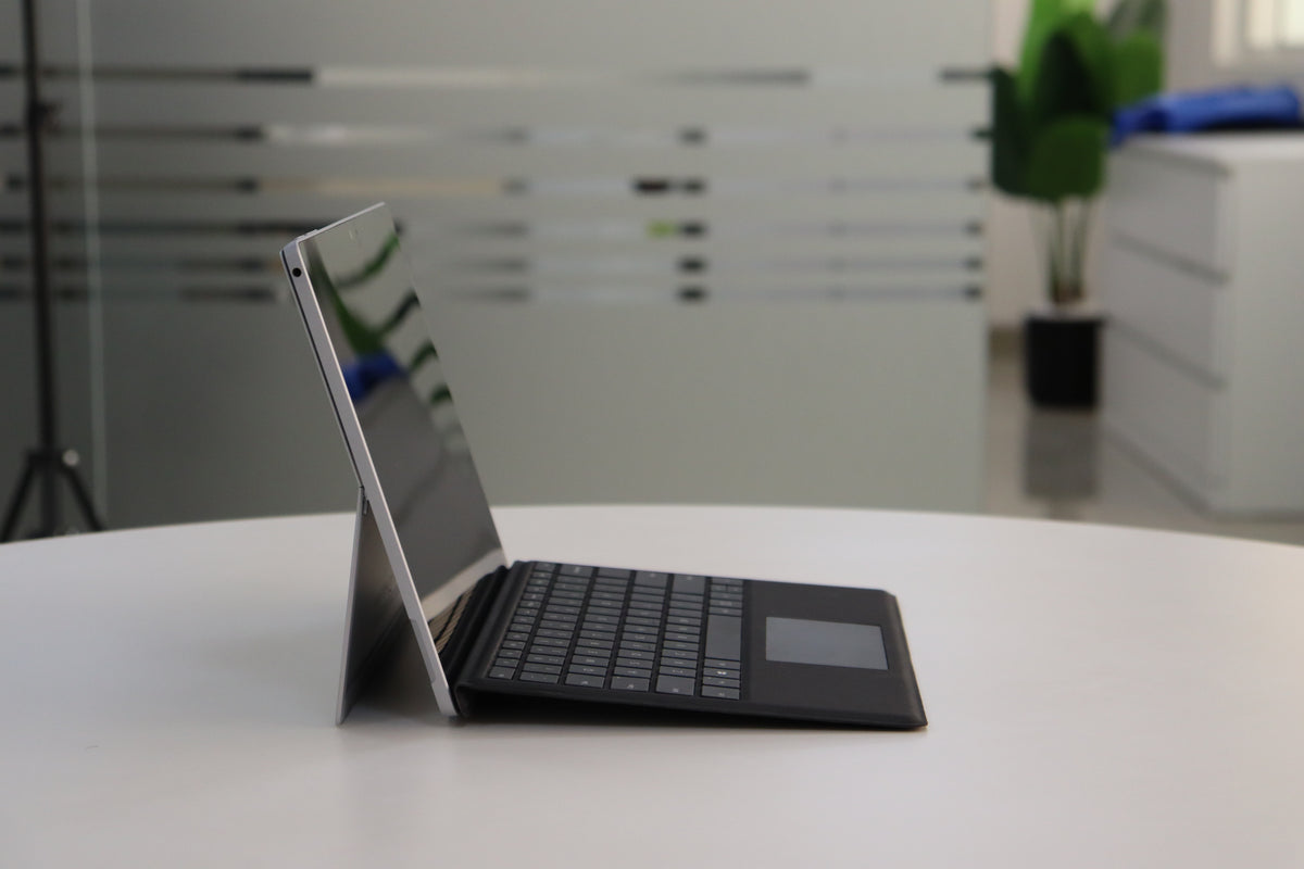 MICROSOFT SURFACE PRO 5 SN:69946 left side view
