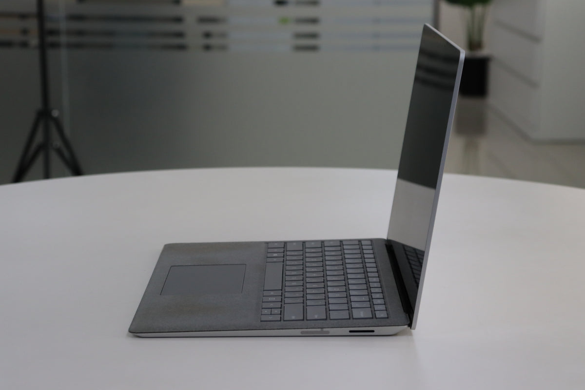 MICROSOFT SURFACE LAPTOP 2 SN:70394 right side view