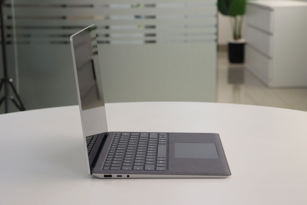 MICROSOFT SURFACE LAPTOP 3 SN:76444 left side view