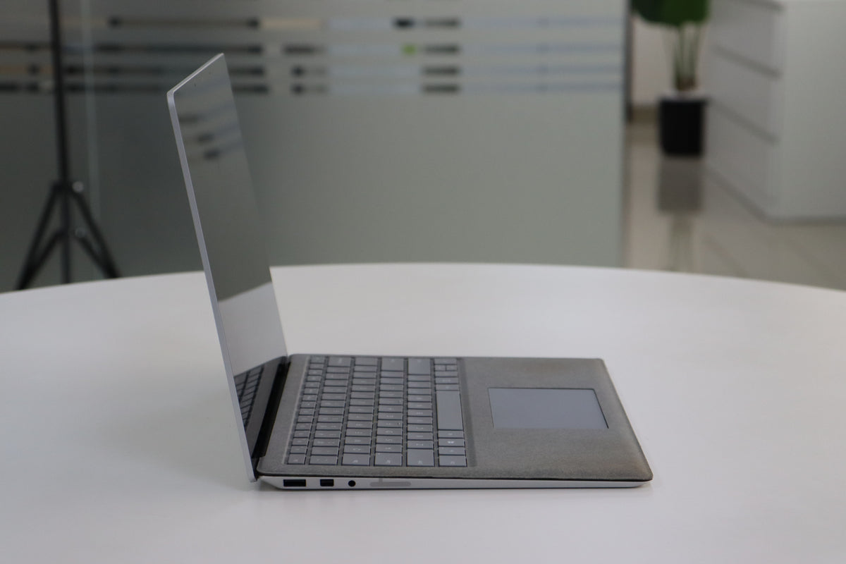MICROSOFT SURFACE LAPTOP 2 SN:78323 left side view