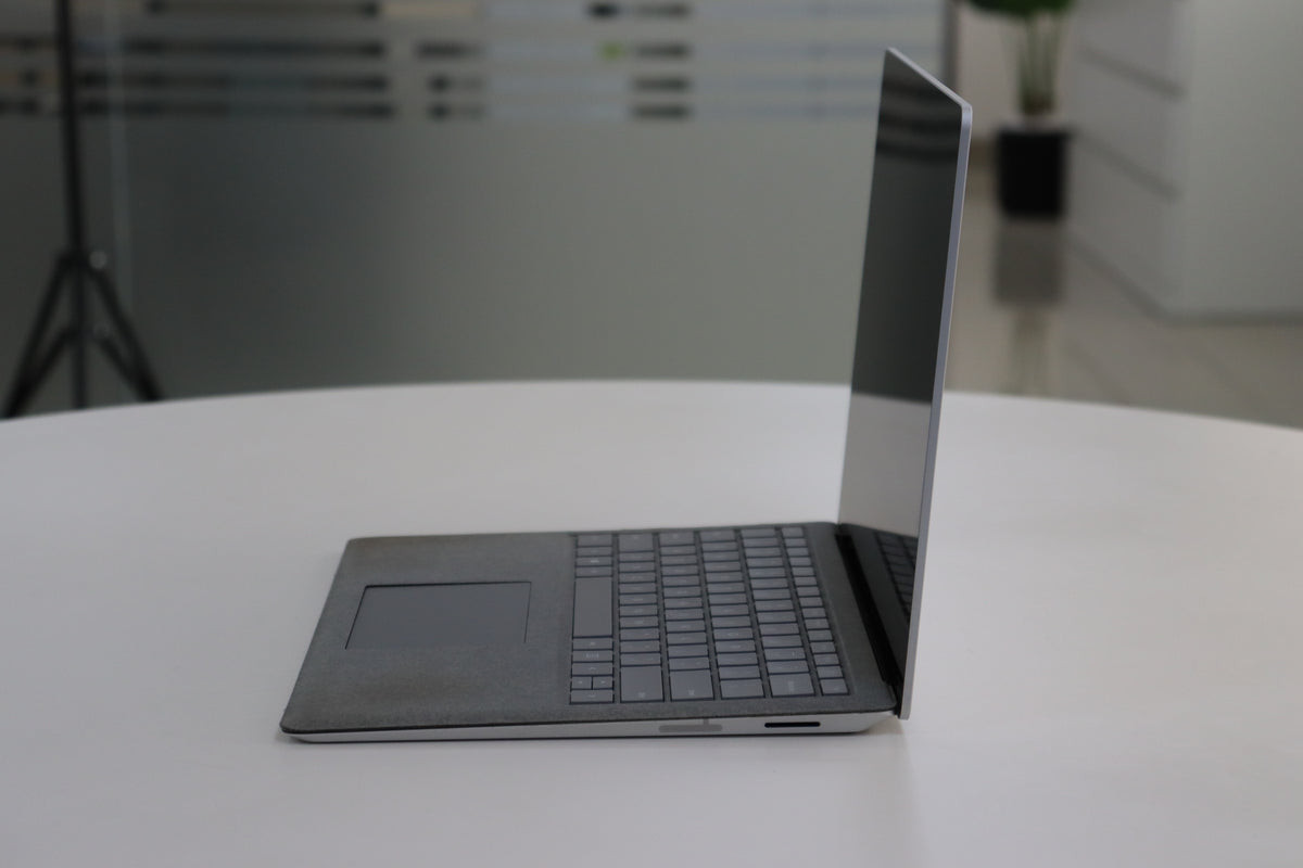 MICROSOFT SURFACE LAPTOP 2 SN:78323 right side view