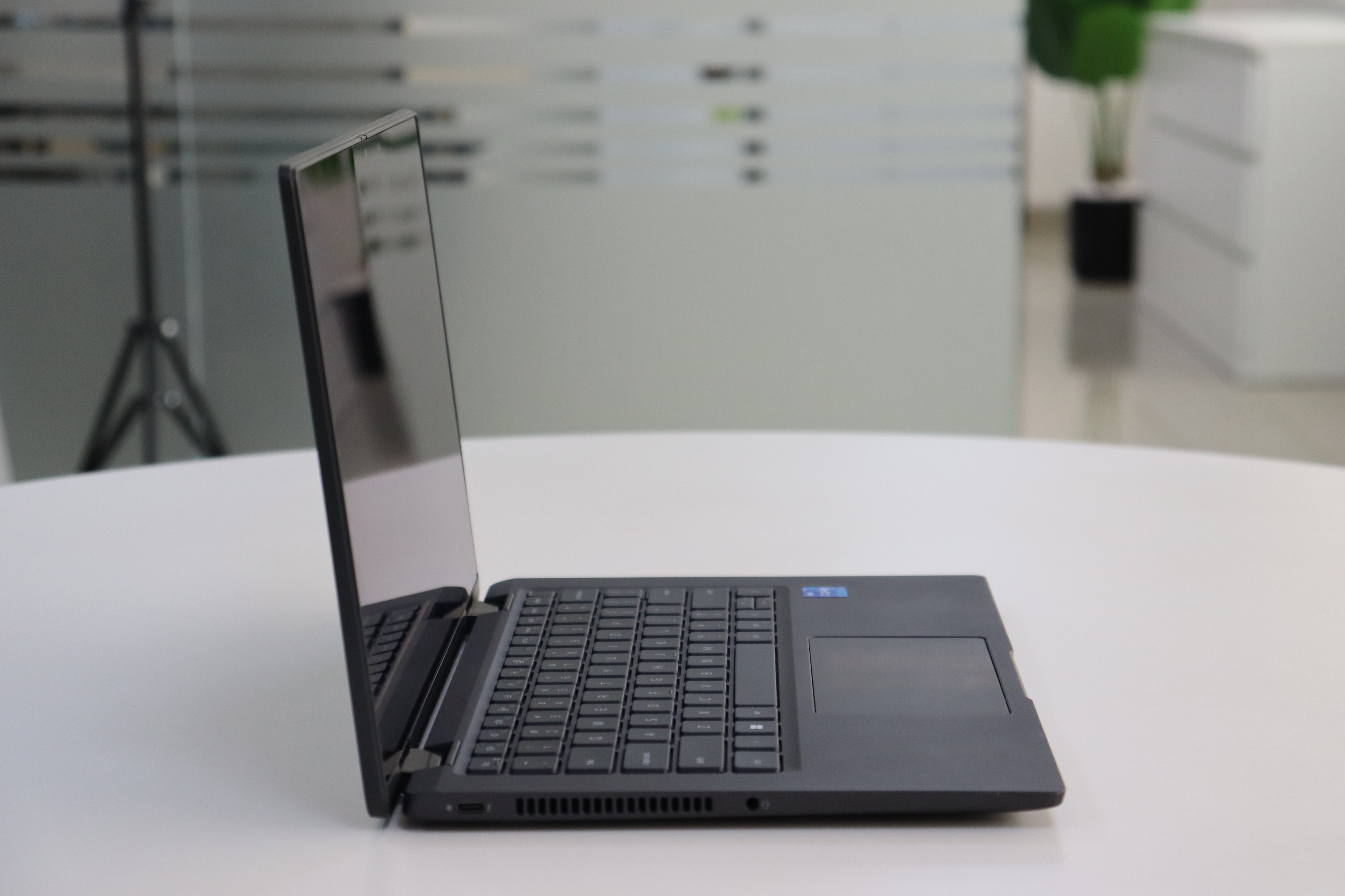 Dell Latitude 7420 SN:19439 product photo 4