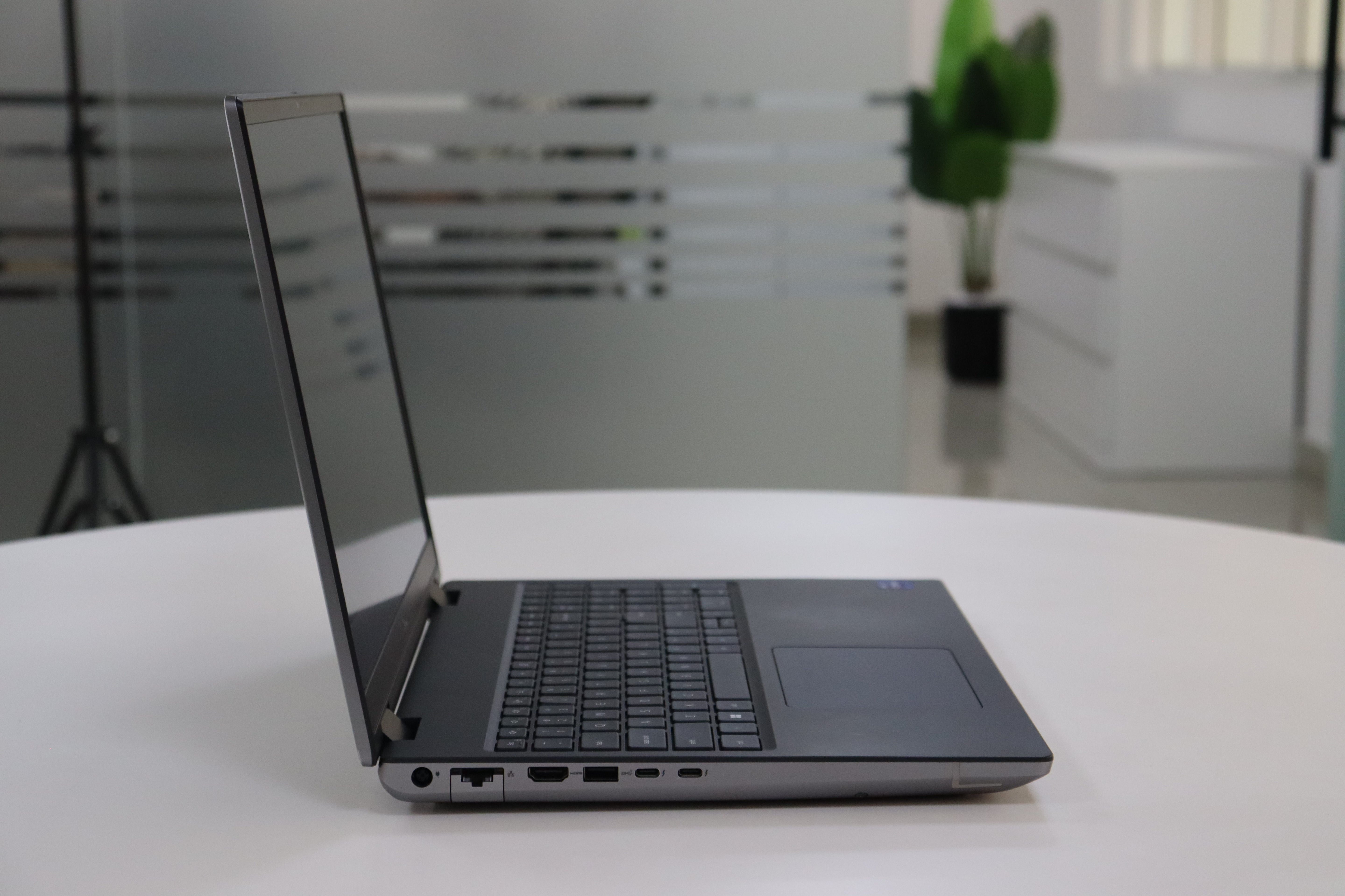DELL PRECISION 7670: 12th Gen i7, 32 GB RAM, 512 GB SSD, SN:19515 product photo 4