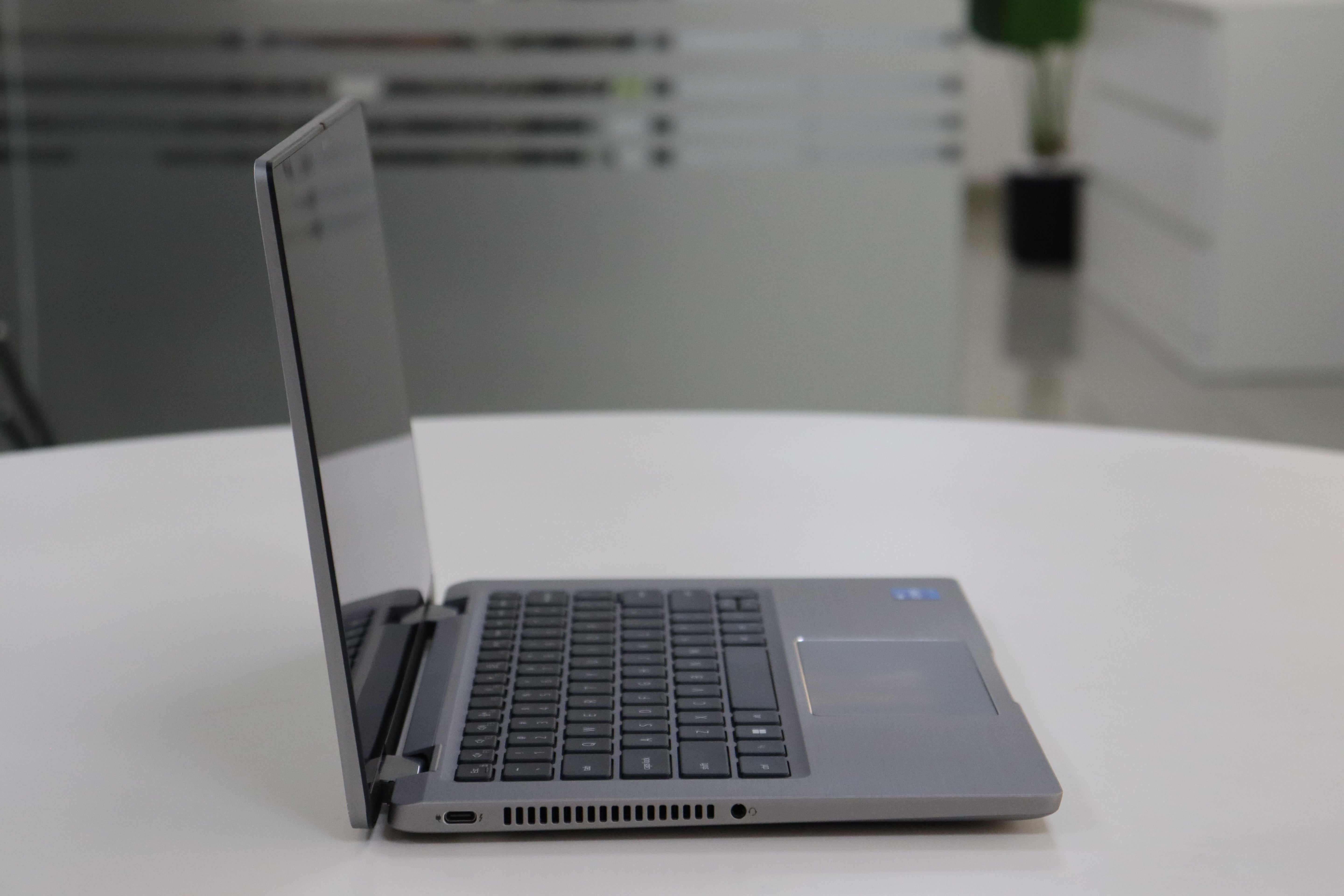 DELL LATITUDE 7330 SN:21179 product photo 4