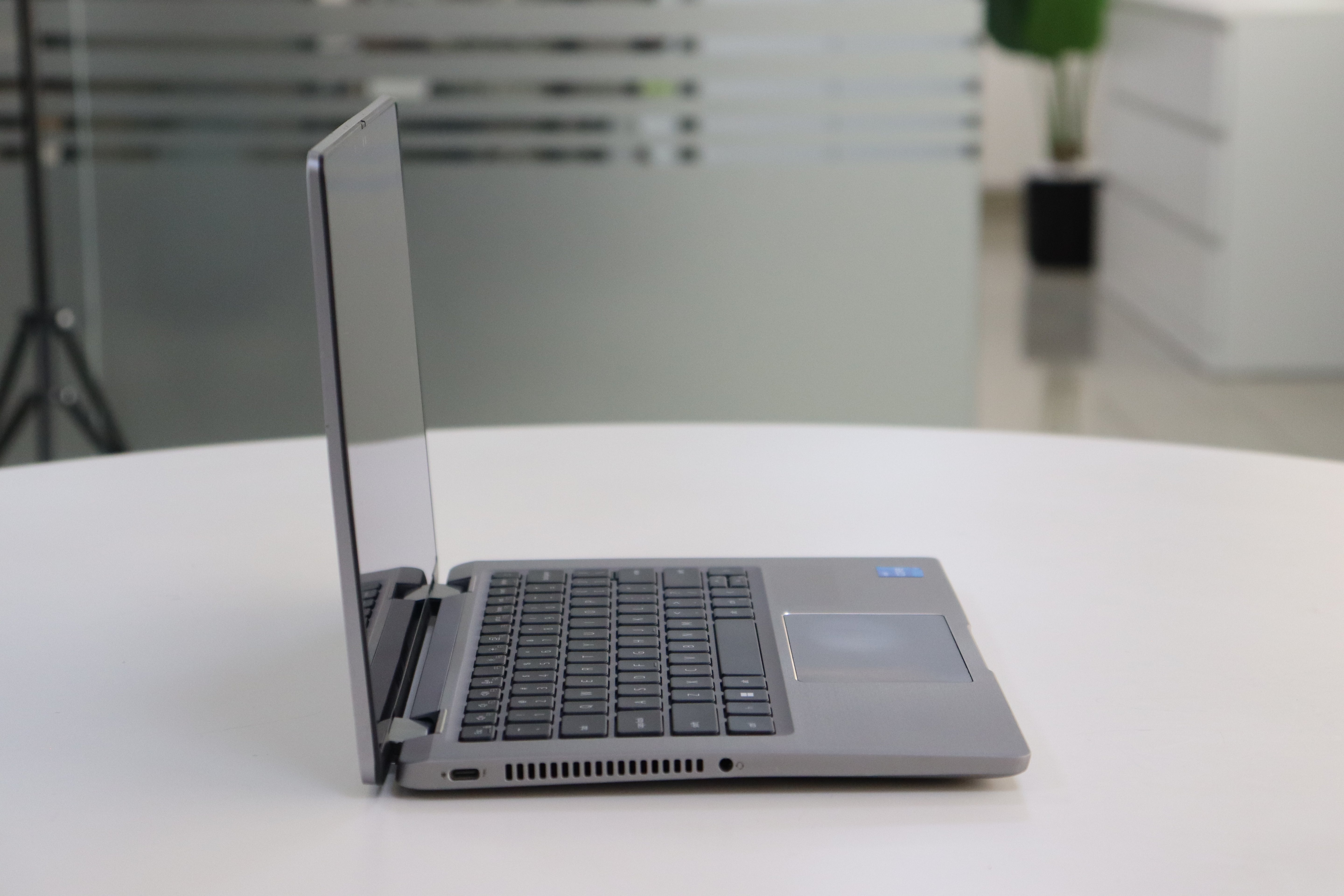 Dell Latitude 7330 SN:21180 product photo 4