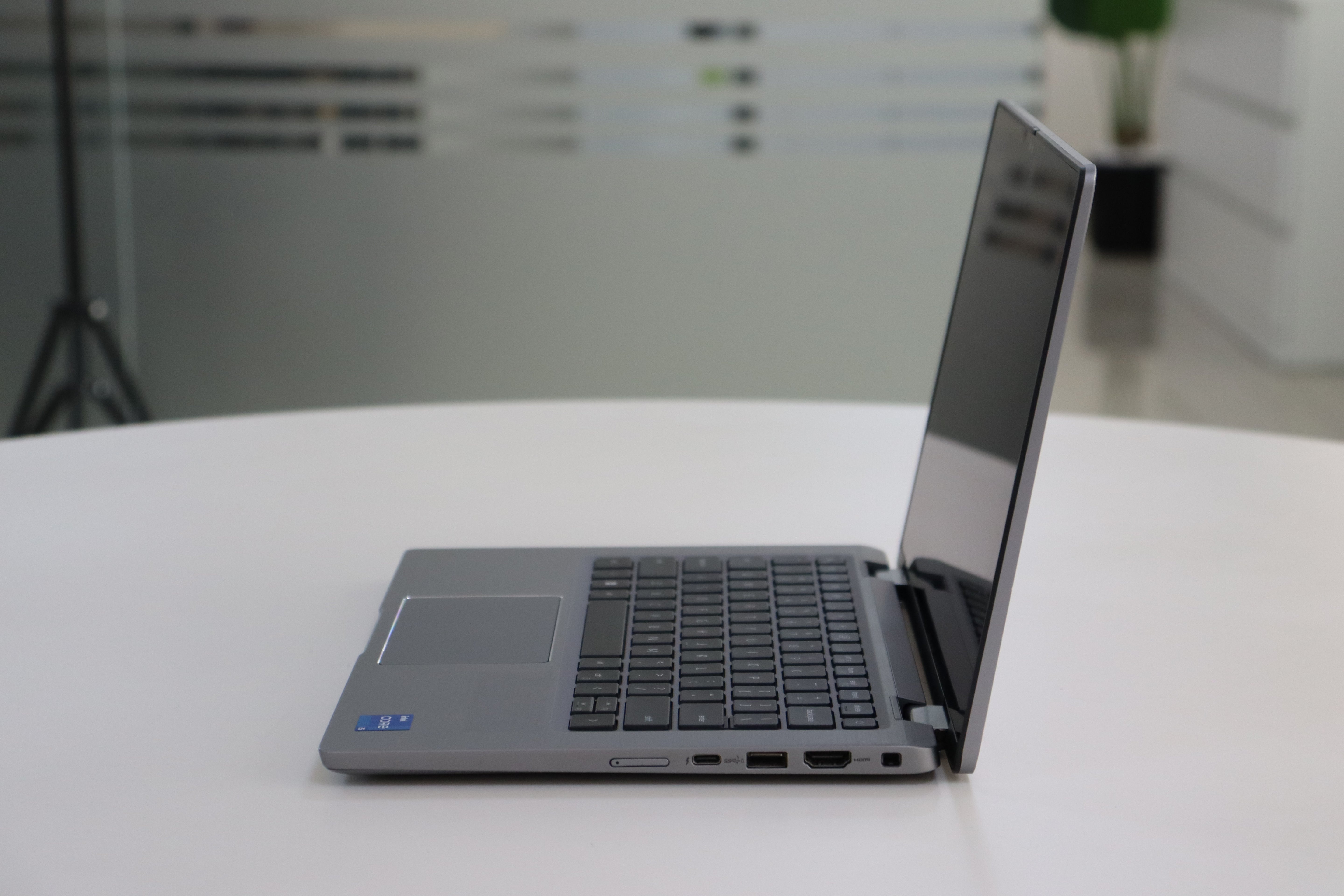 Dell Latitude 7330 SN:23599 product photo 3