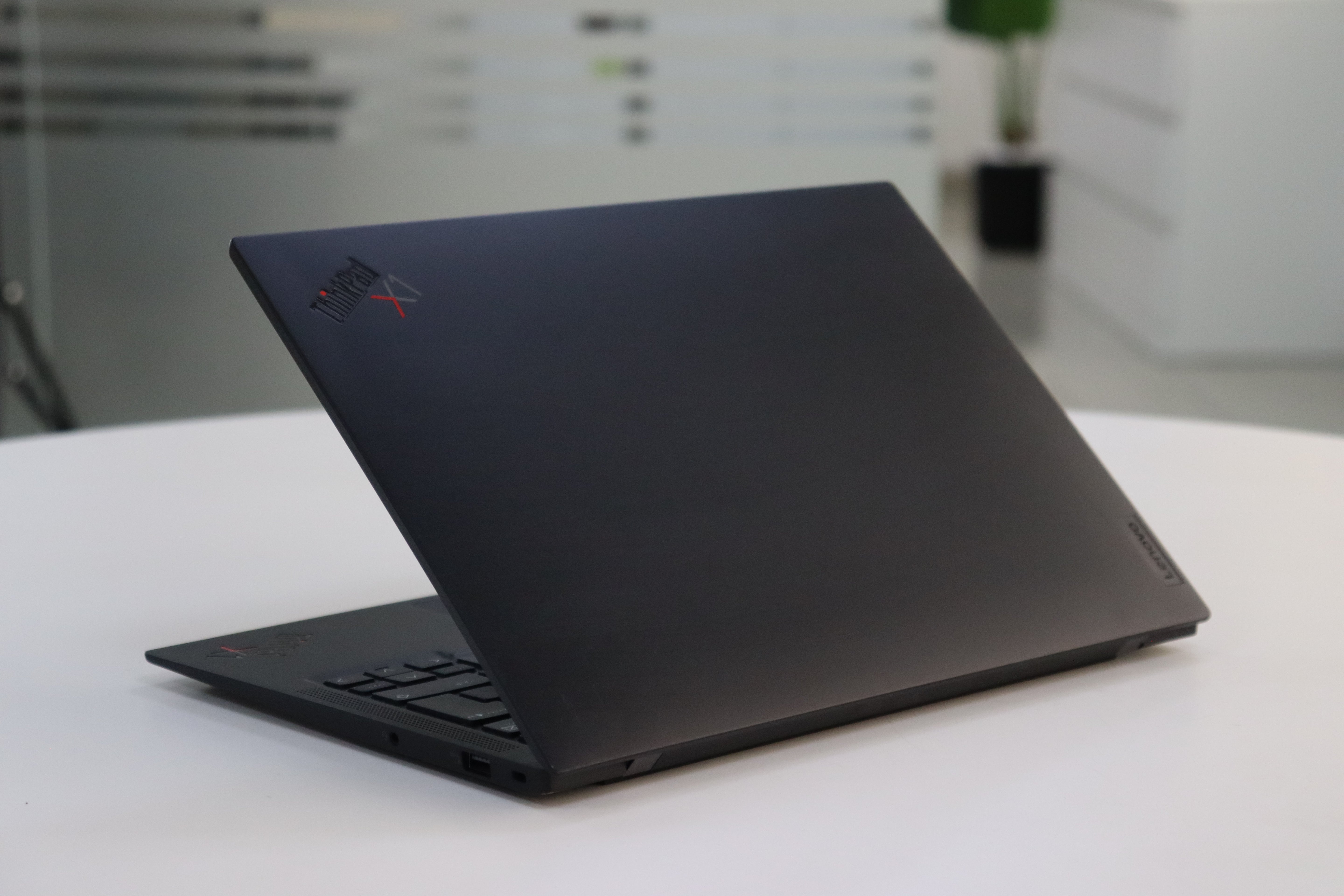 LENOVO THINKPAD X1 CARBON GEN 10: 12th Gen i7, 16 GB RAM, 512 GB SSD, SN:27781