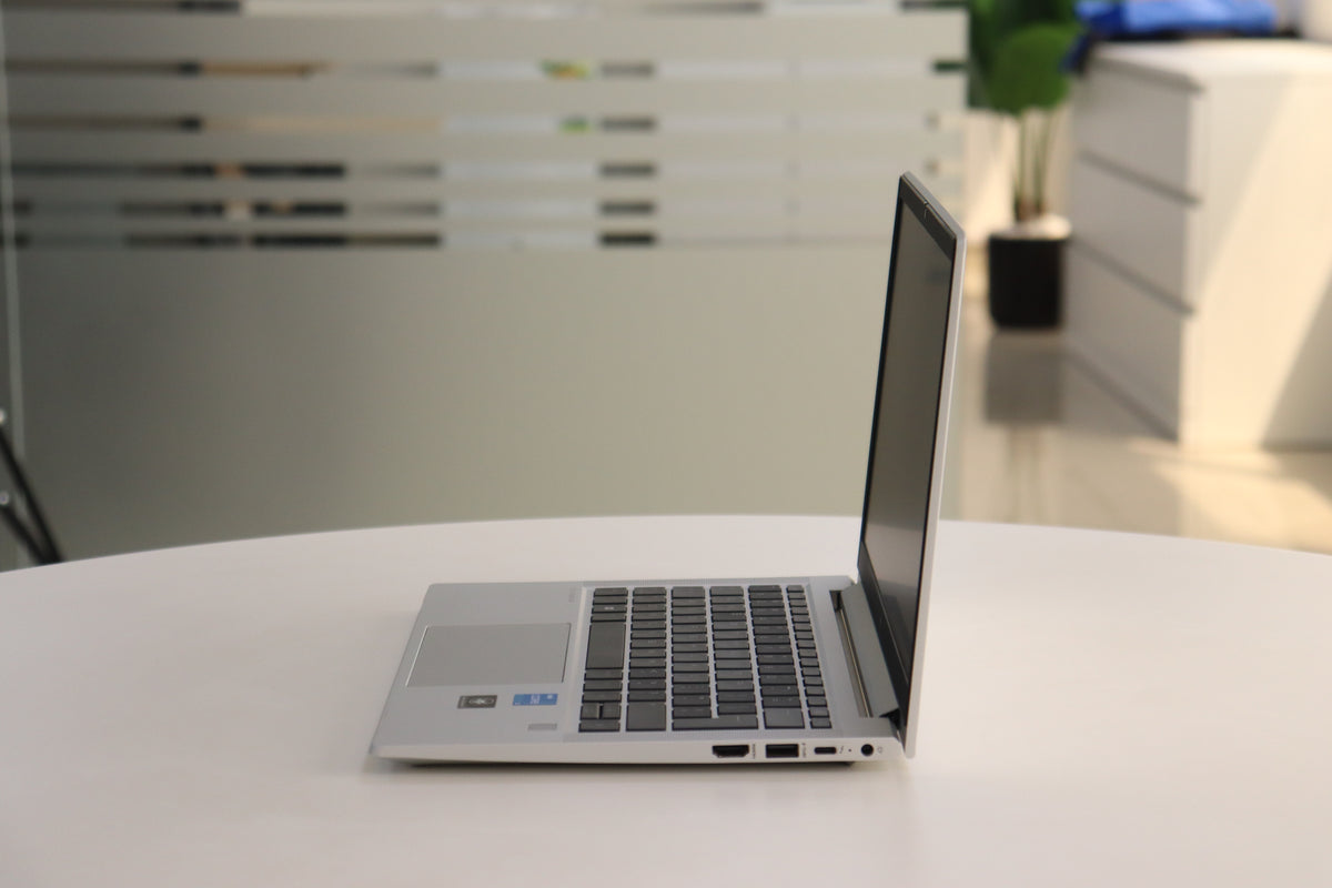 HP ELITEBOOK 630 G9 SN:00945 right side view