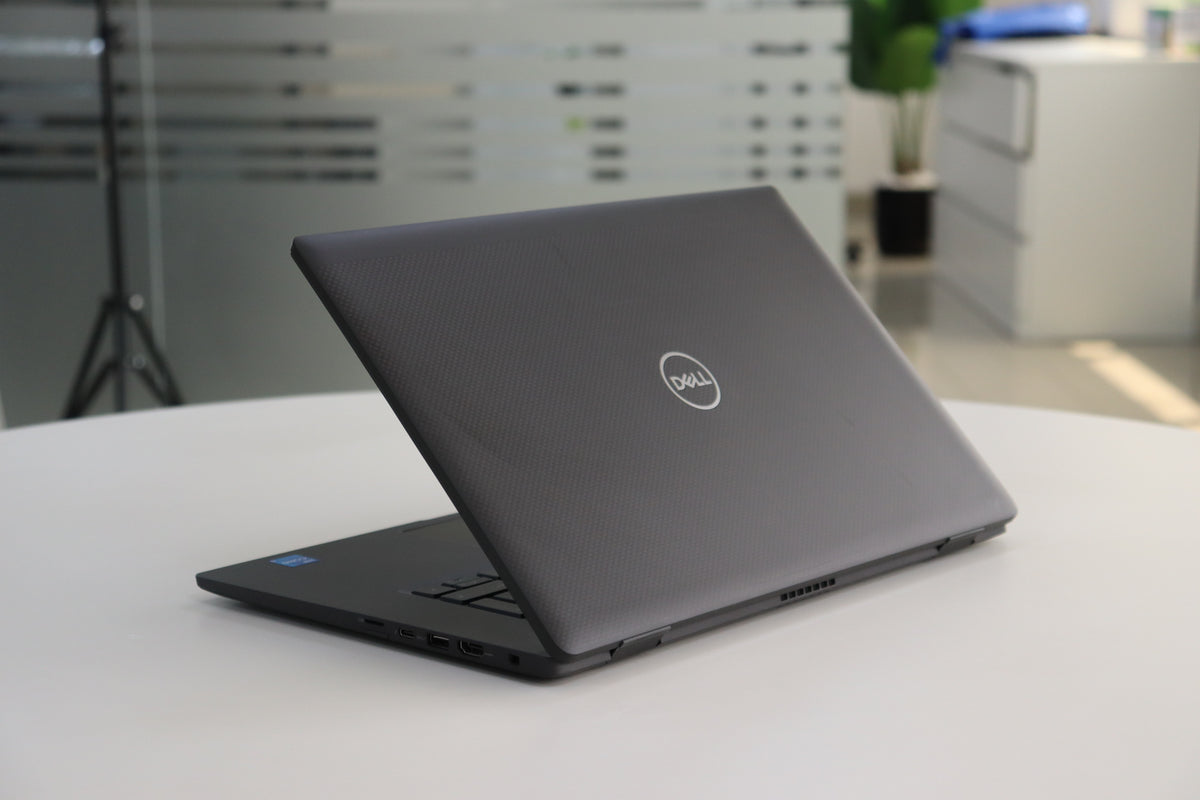 DELL LATITUDE 7520 SN:01367 rear right angle