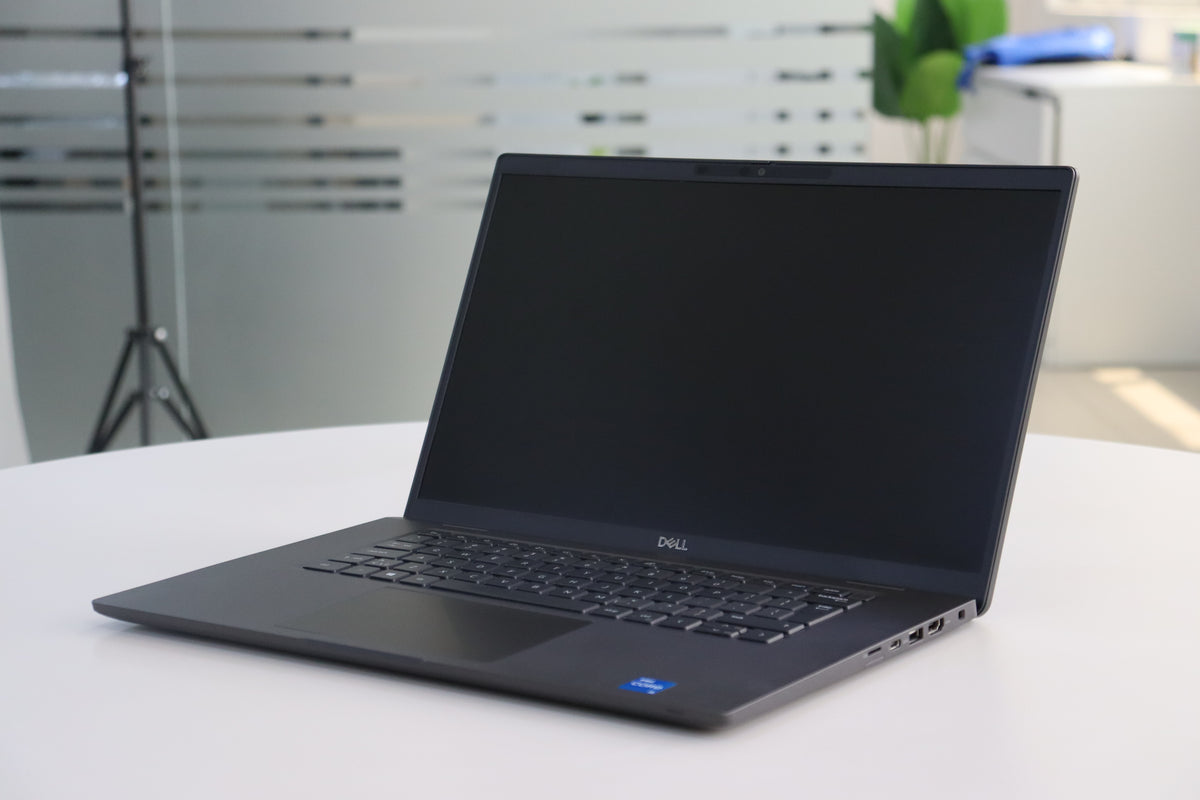 DELL LATITUDE 7520 SN:01367 right front angle